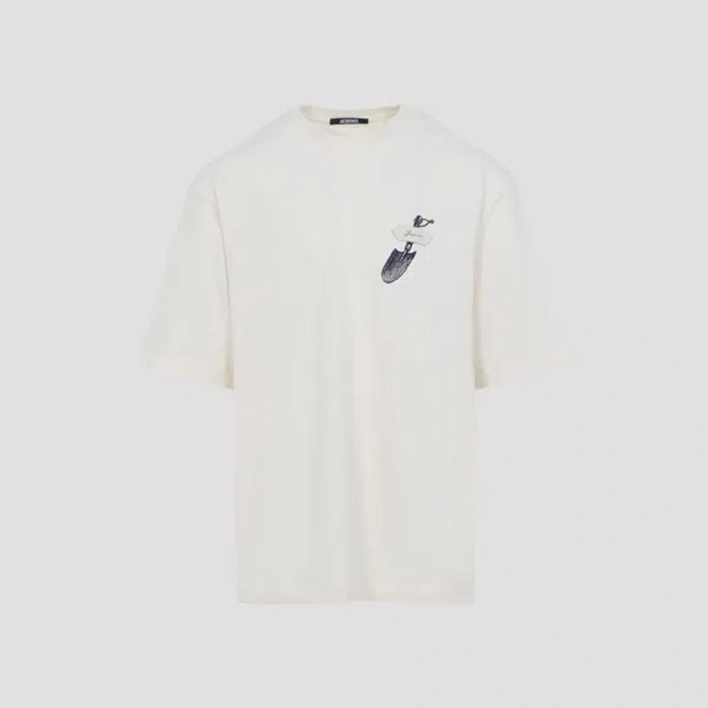 JACQUEMUS Graphic Print Crew Neck Short Sleeve T-shirt In White Product Image