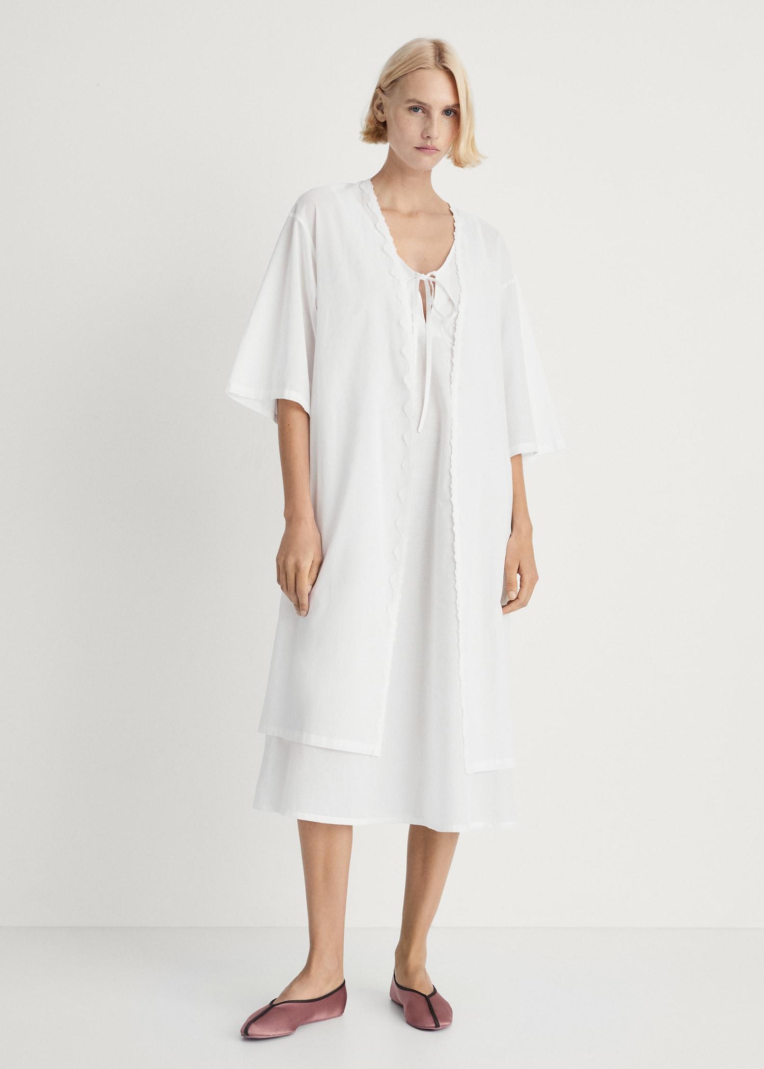 Cotton robe with lace - Women | MANGO USA Product Image