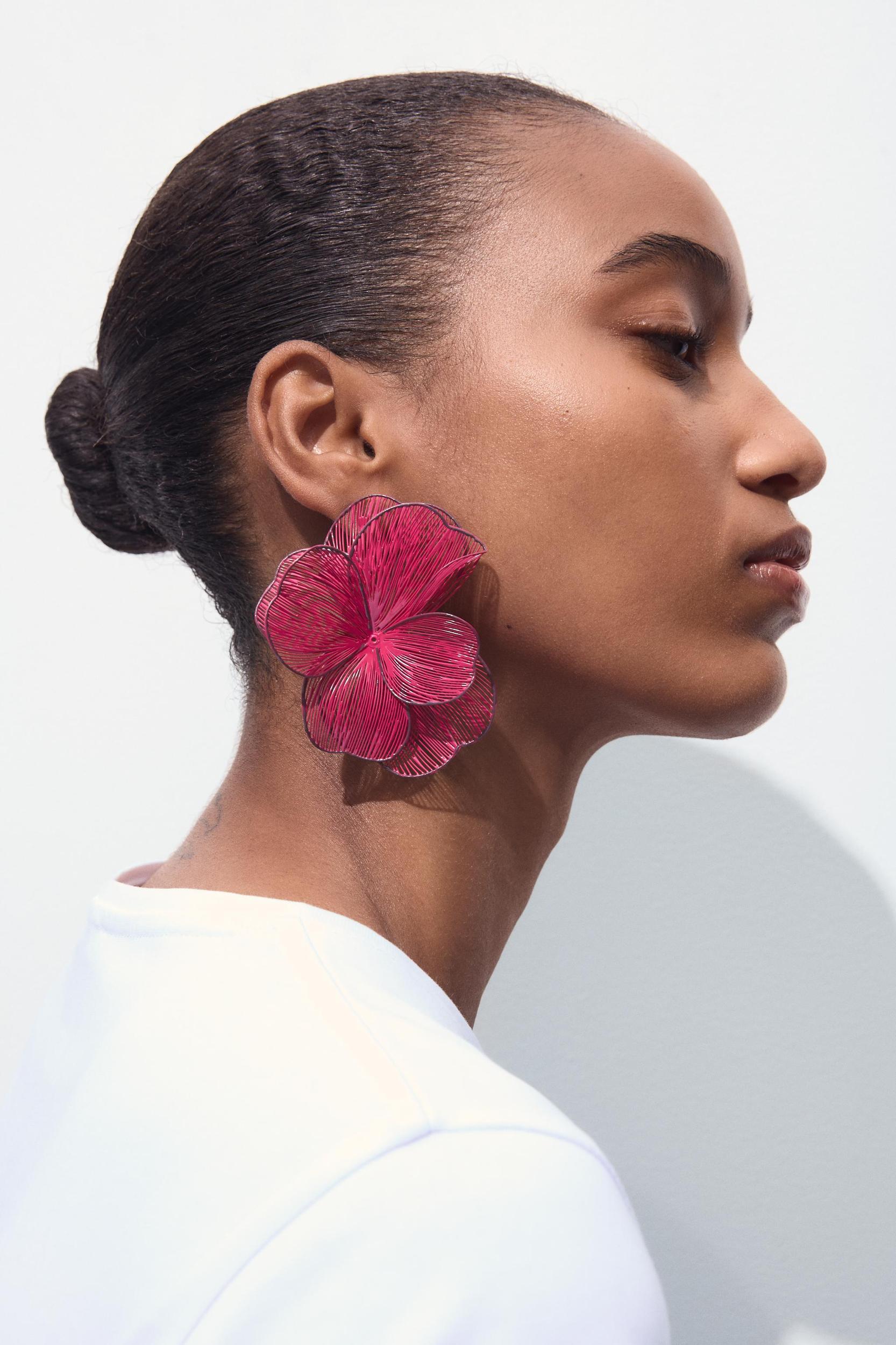 CONTRAST BORDER FLOWER EARRINGS Product Image