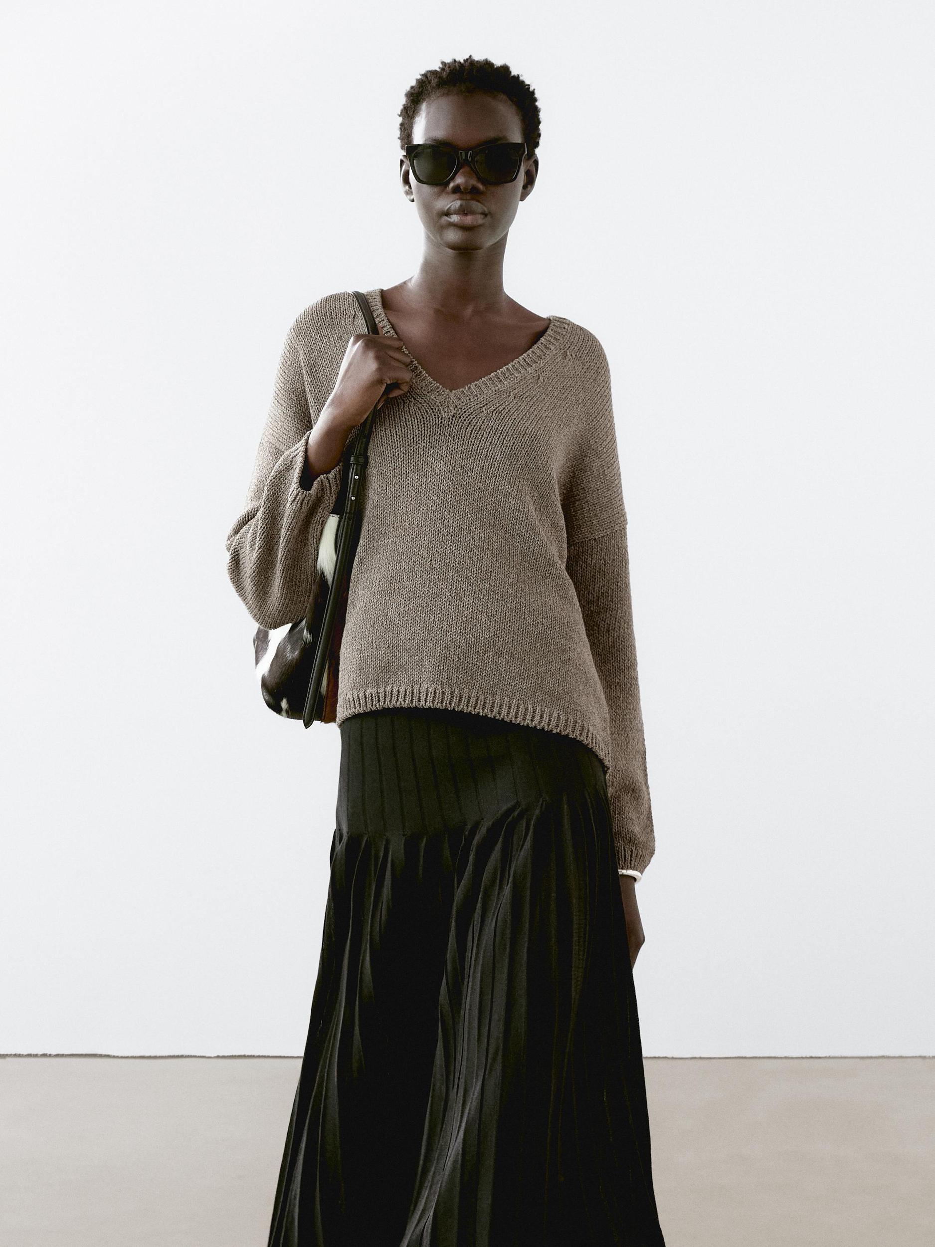 V-neck knit sweater Product Image