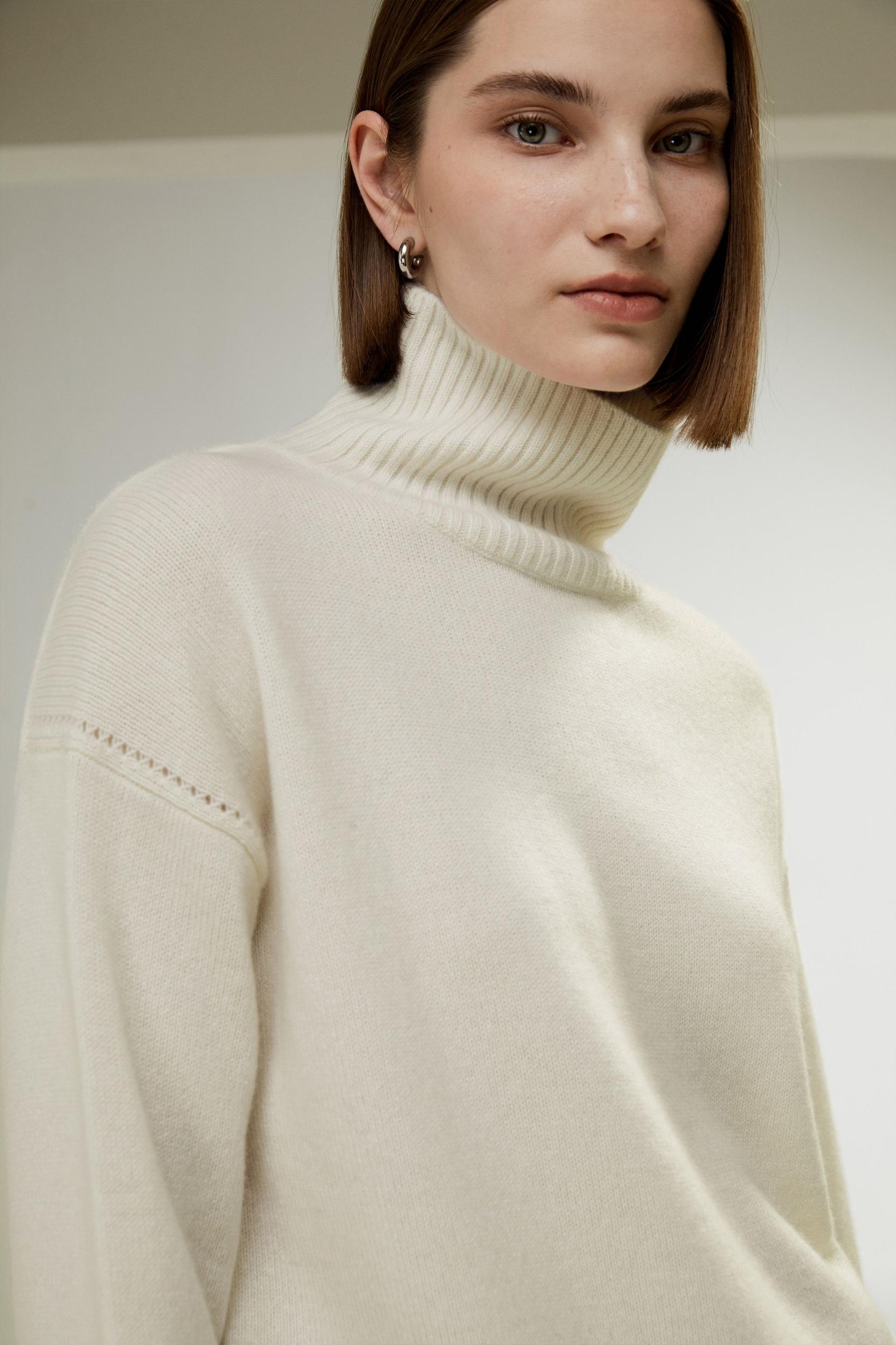 Turtleneck Relaxed-Fit Cashmere Sweater Product Image