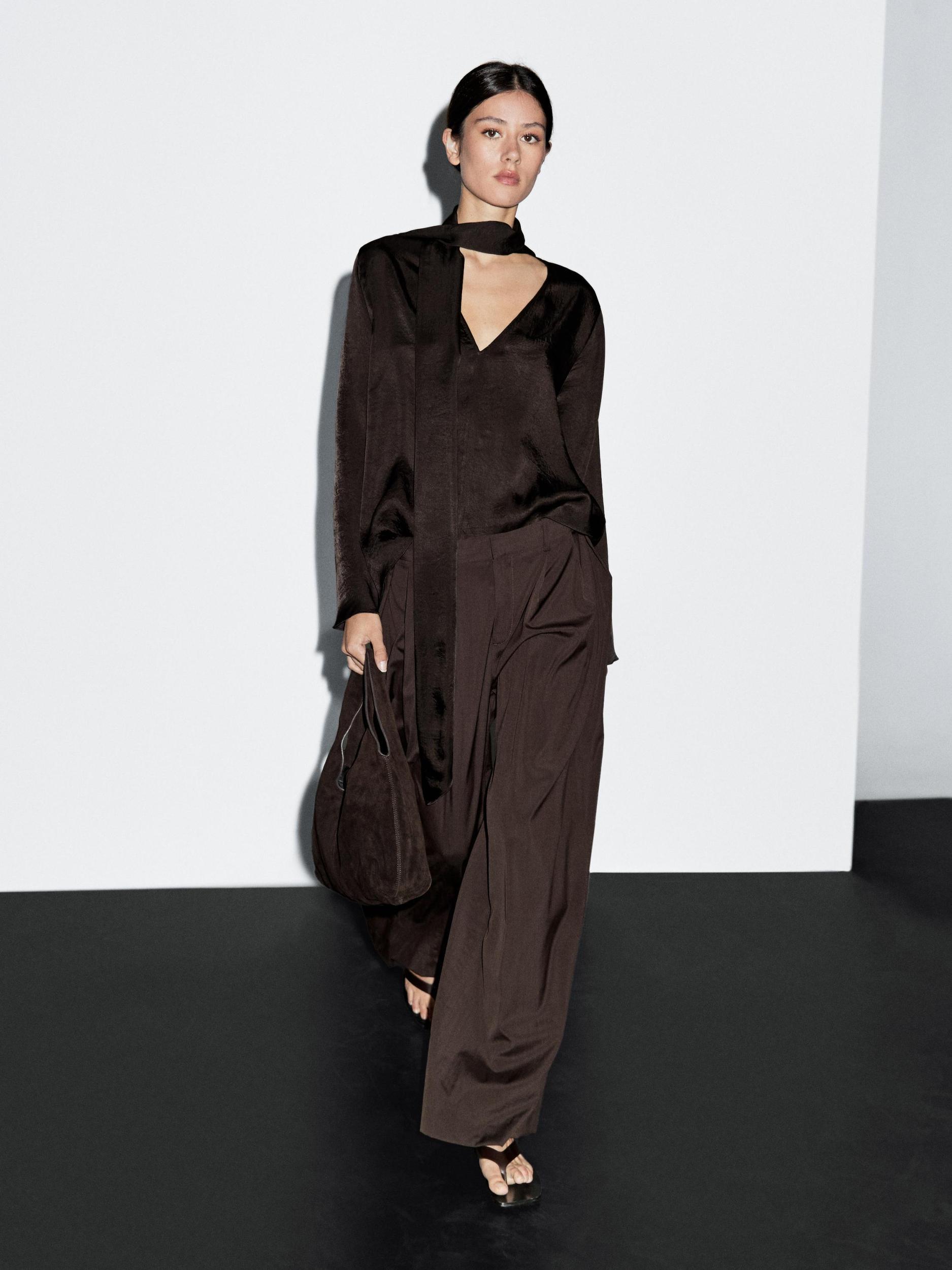 Flowing blouse with tie Product Image