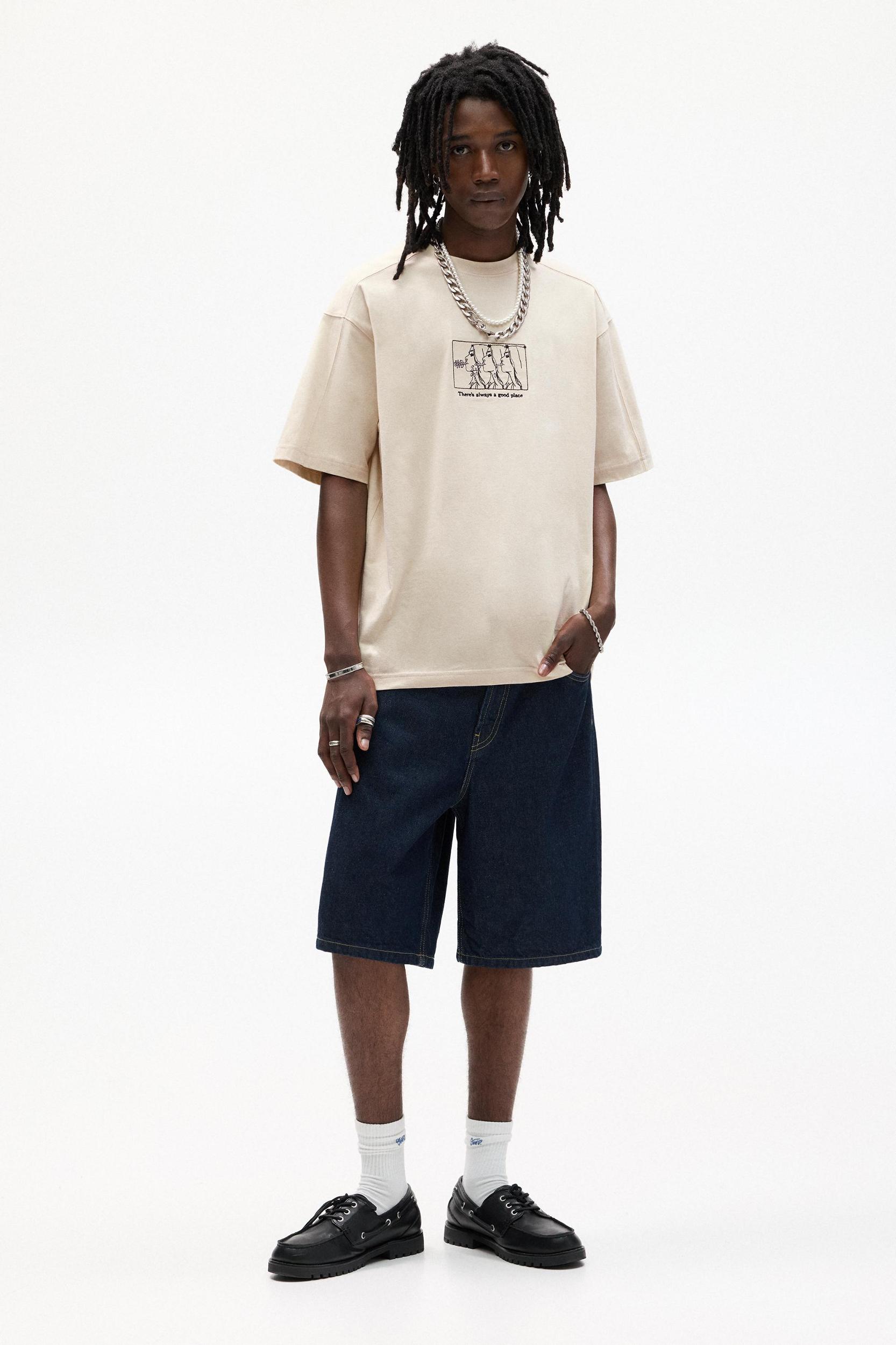 T-shirt with embroidered faces Product Image