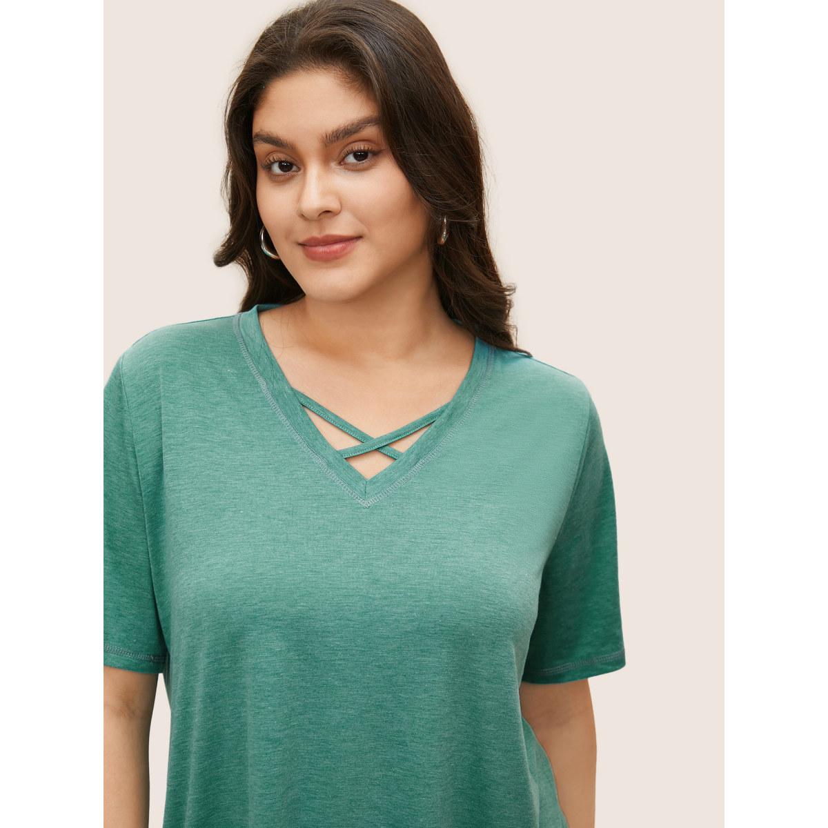 Plus Size Solid Crisscross Neck Contrast Stitch T-shirt Green Women Leisure Plain V-neck Casual T-shirts BloomChic 26/4X Product Image