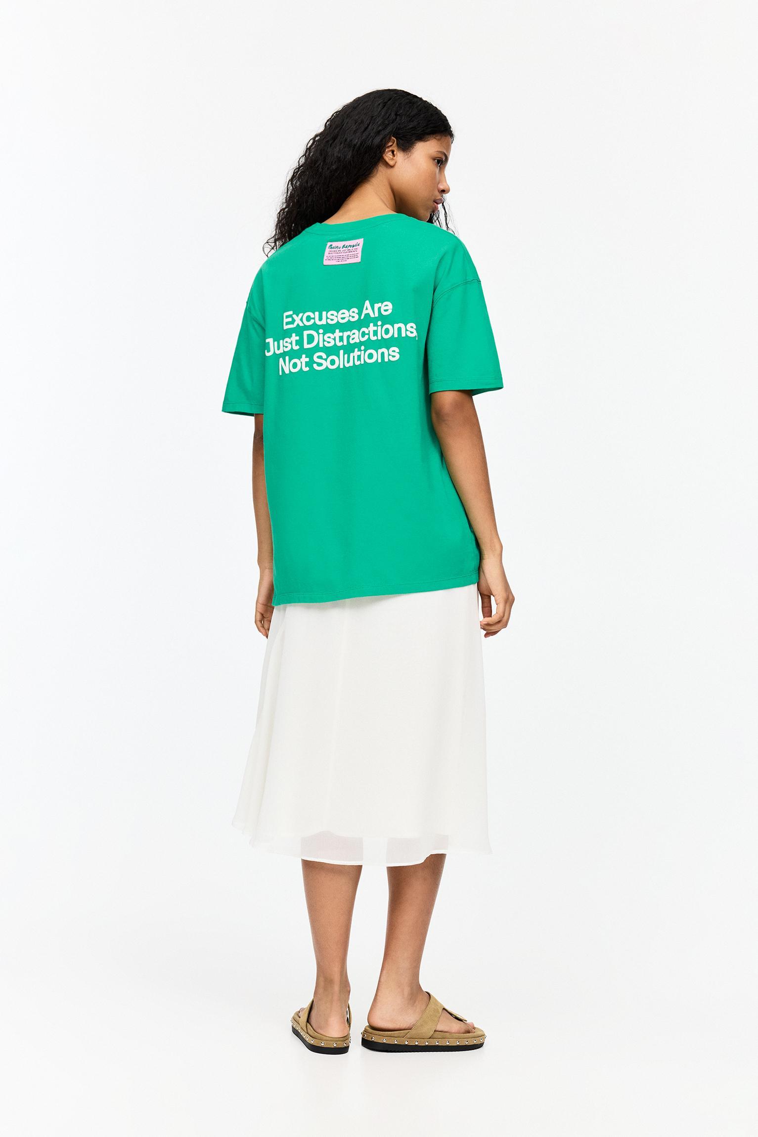 Green T-shirt with contrast slogan Product Image