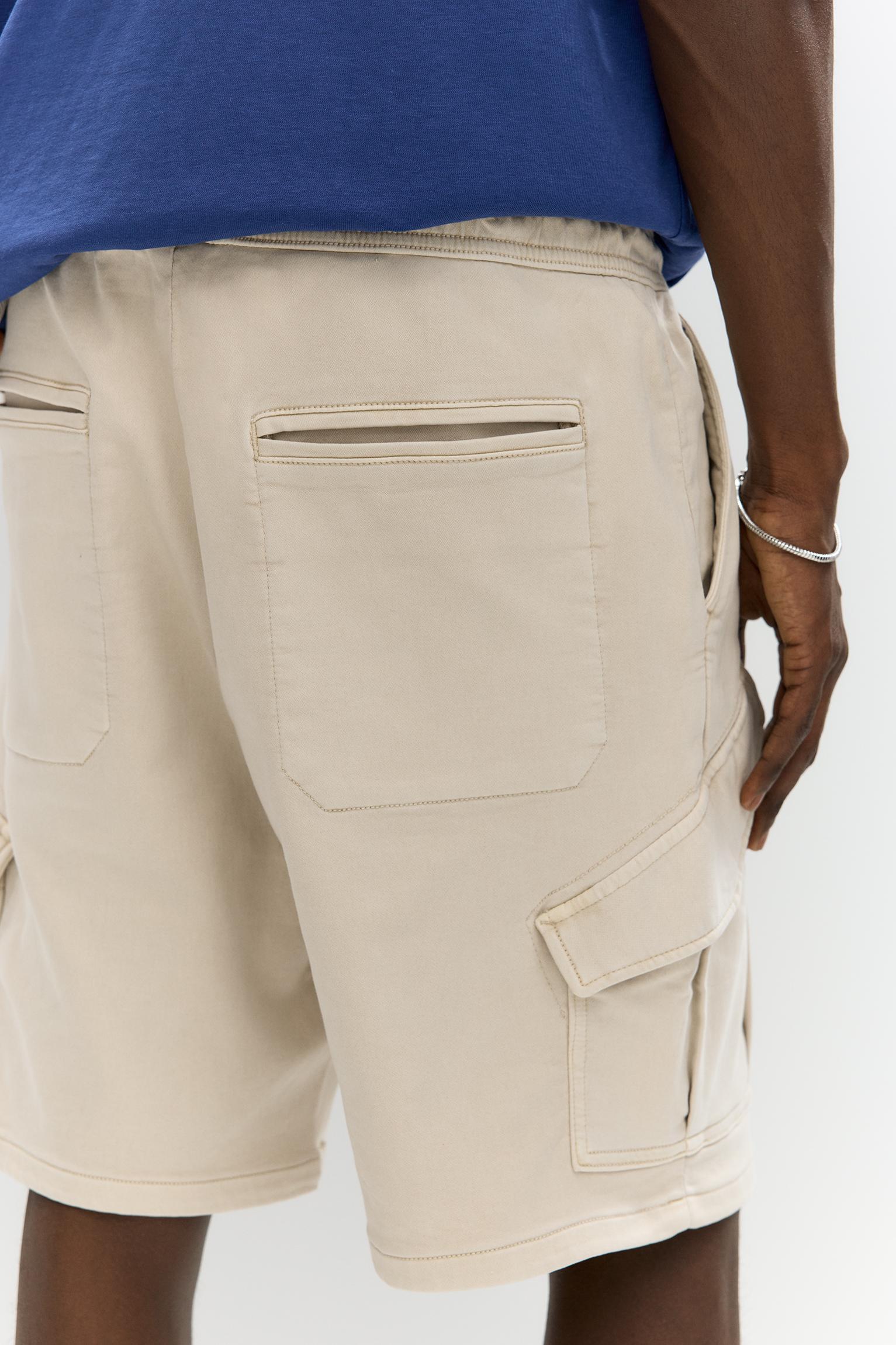Comfort cargo Bermuda shorts Product Image