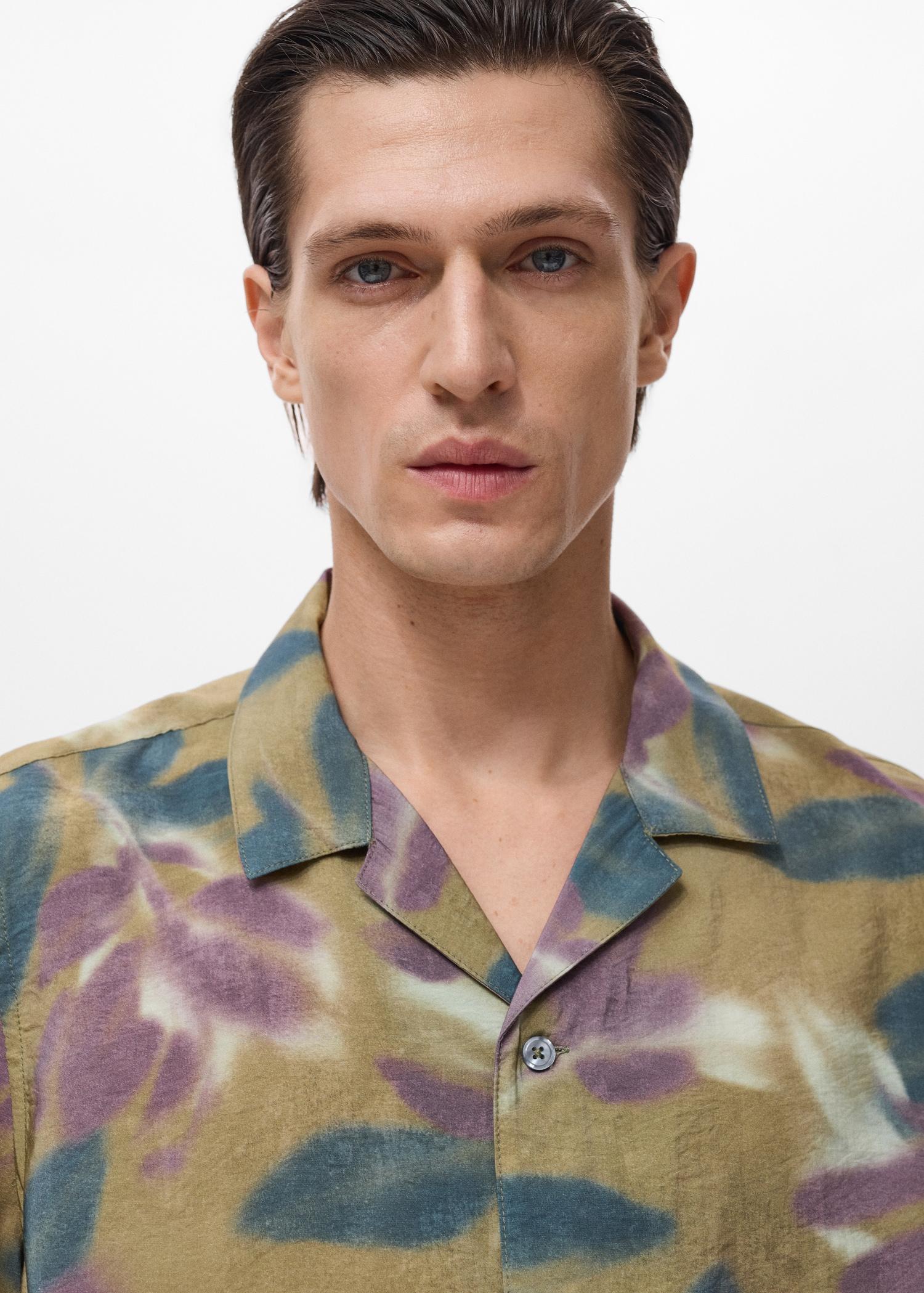 Printed short-sleeved shirt - Men | MANGO USA Product Image