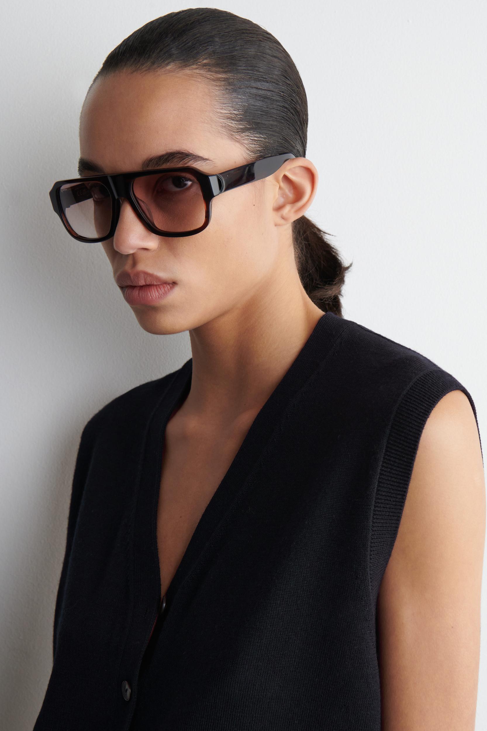 VNECK MERINO WOOL WAISTCOAT Product Image