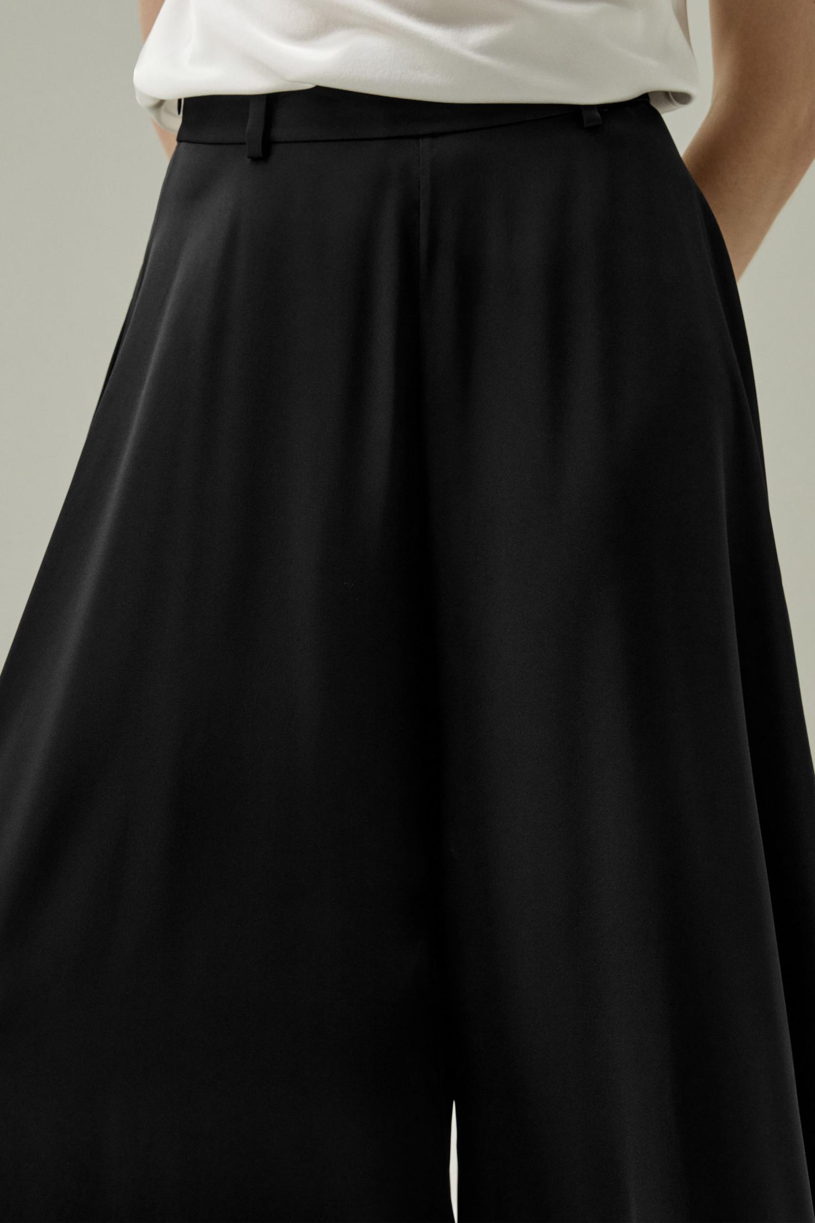 Wide-Legged Silk Fig Pants Product Image