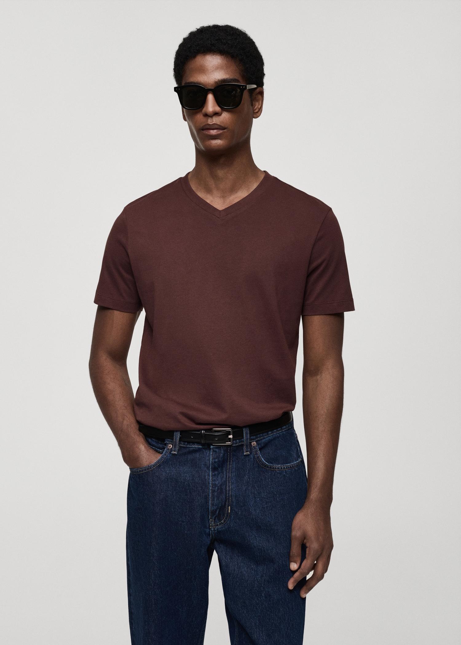 100% cotton slim-fit V-neck t-shirt - Men | MANGO USA Product Image