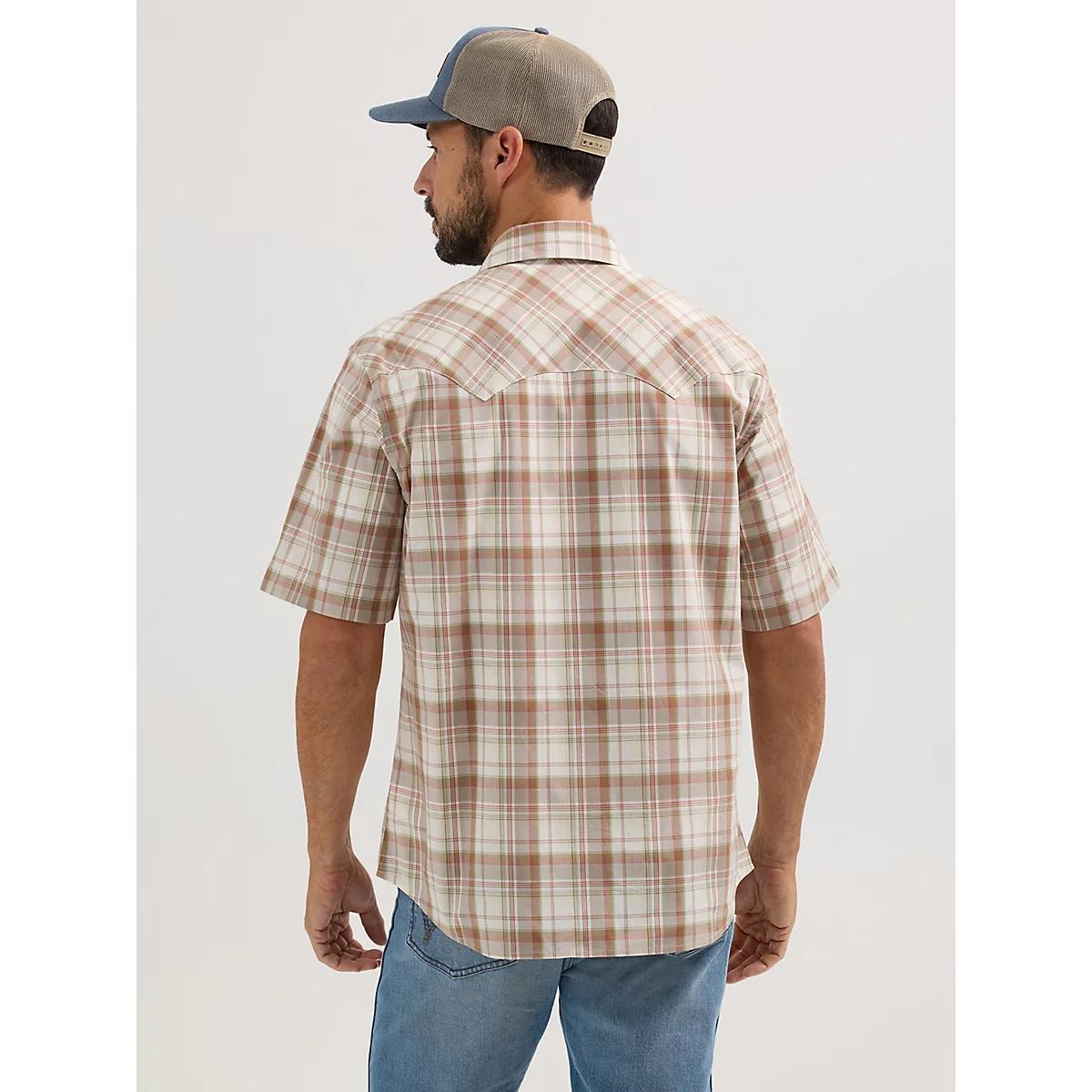 Men's Wrangler Retro® Short Sleeve Sawtooth Pocket Western Snap Shirt in Icy Sea Product Image
