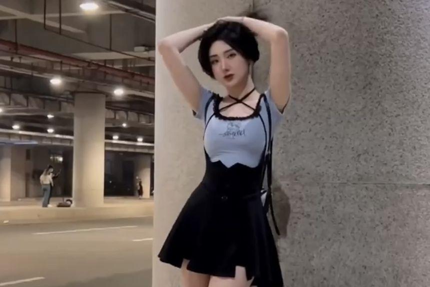 Short-Sleeve Scoop Neck Patterned Print Frill Tee / Plain Slit Button Mini A-Line Jumper Skirt / Set Product Image