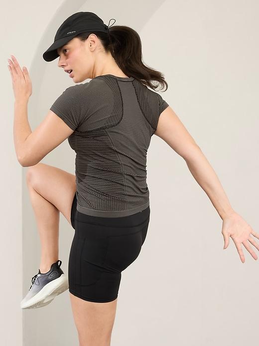 Momentum Seamless Tee Product Image