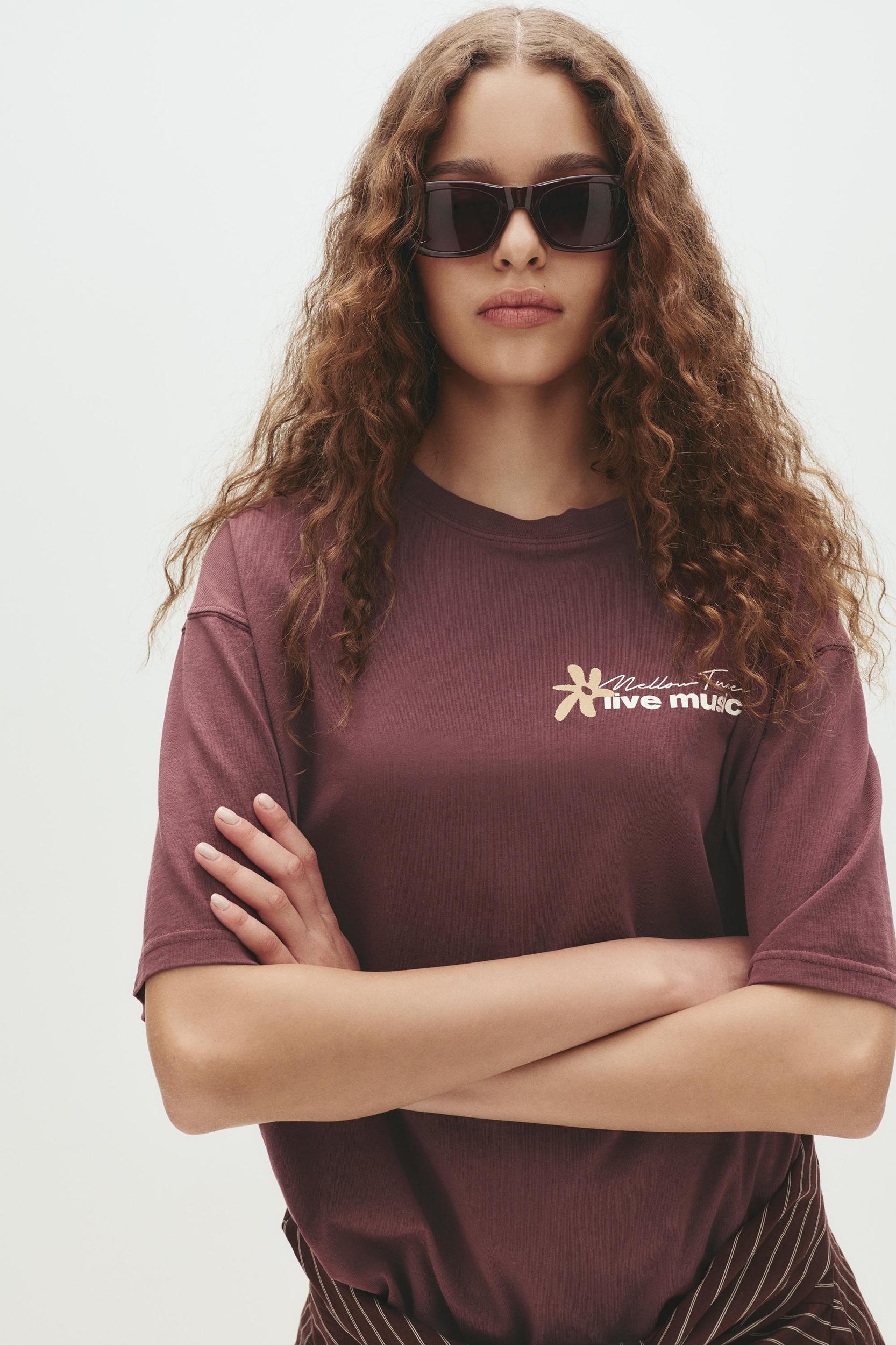 T-shirt with flower graphic Product Image