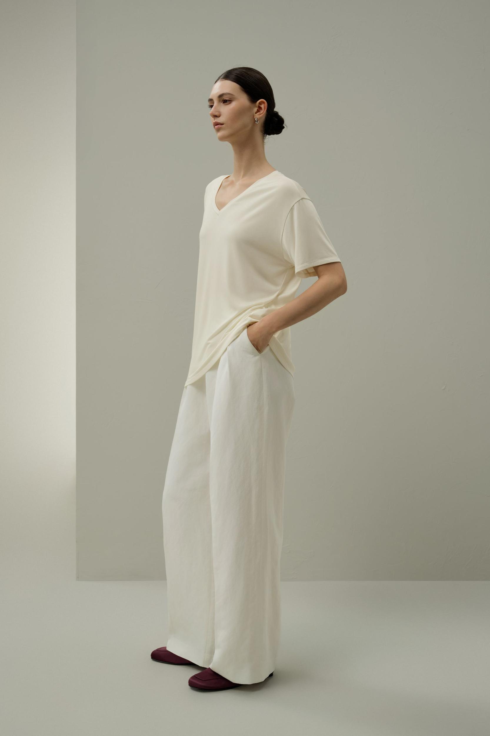 Silk Breeze Jersey Basic V-neck T-shirt Product Image