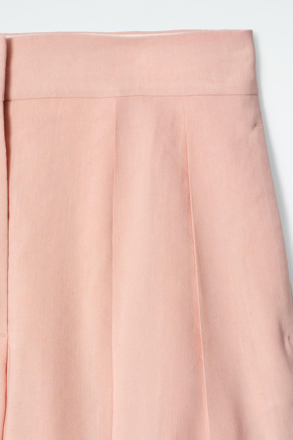 LONGLINE PLEATED LINEN SHORTS Product Image