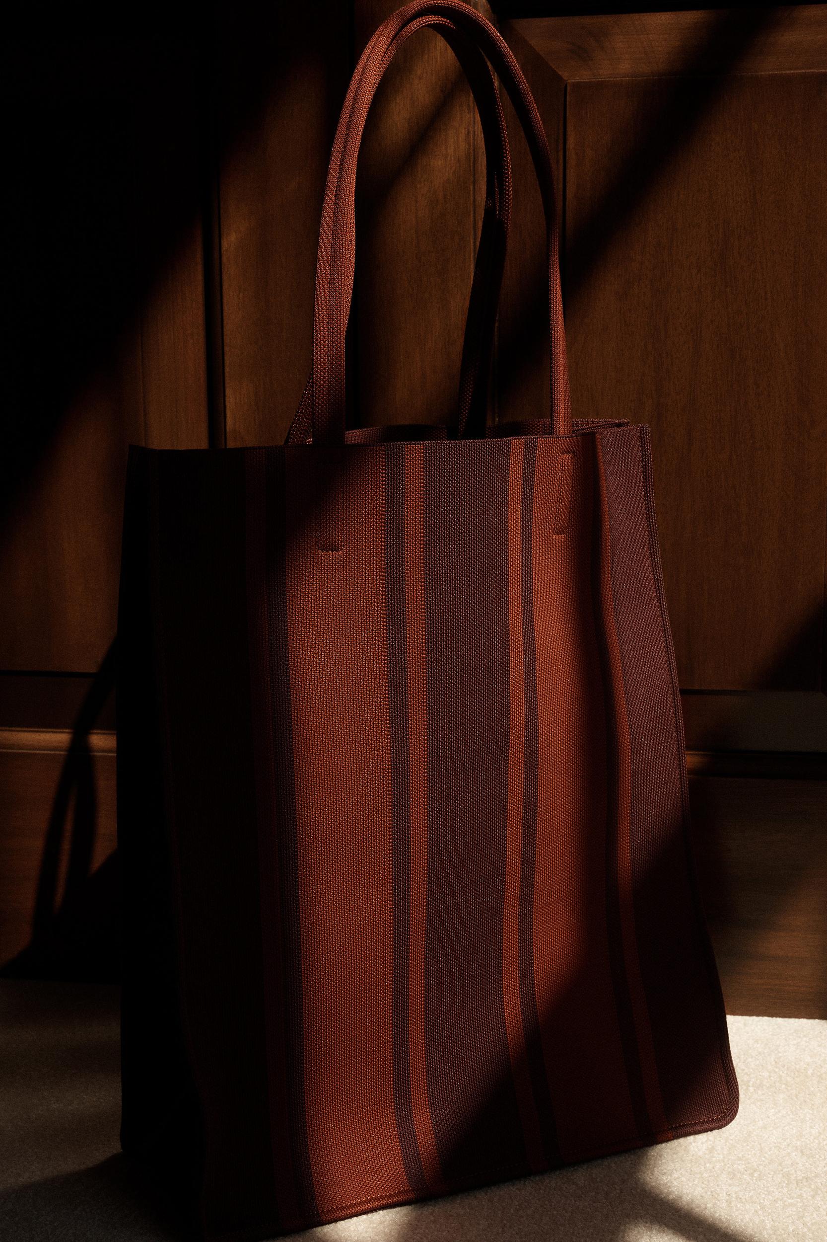 STRIPED TOTE BAG Product Image