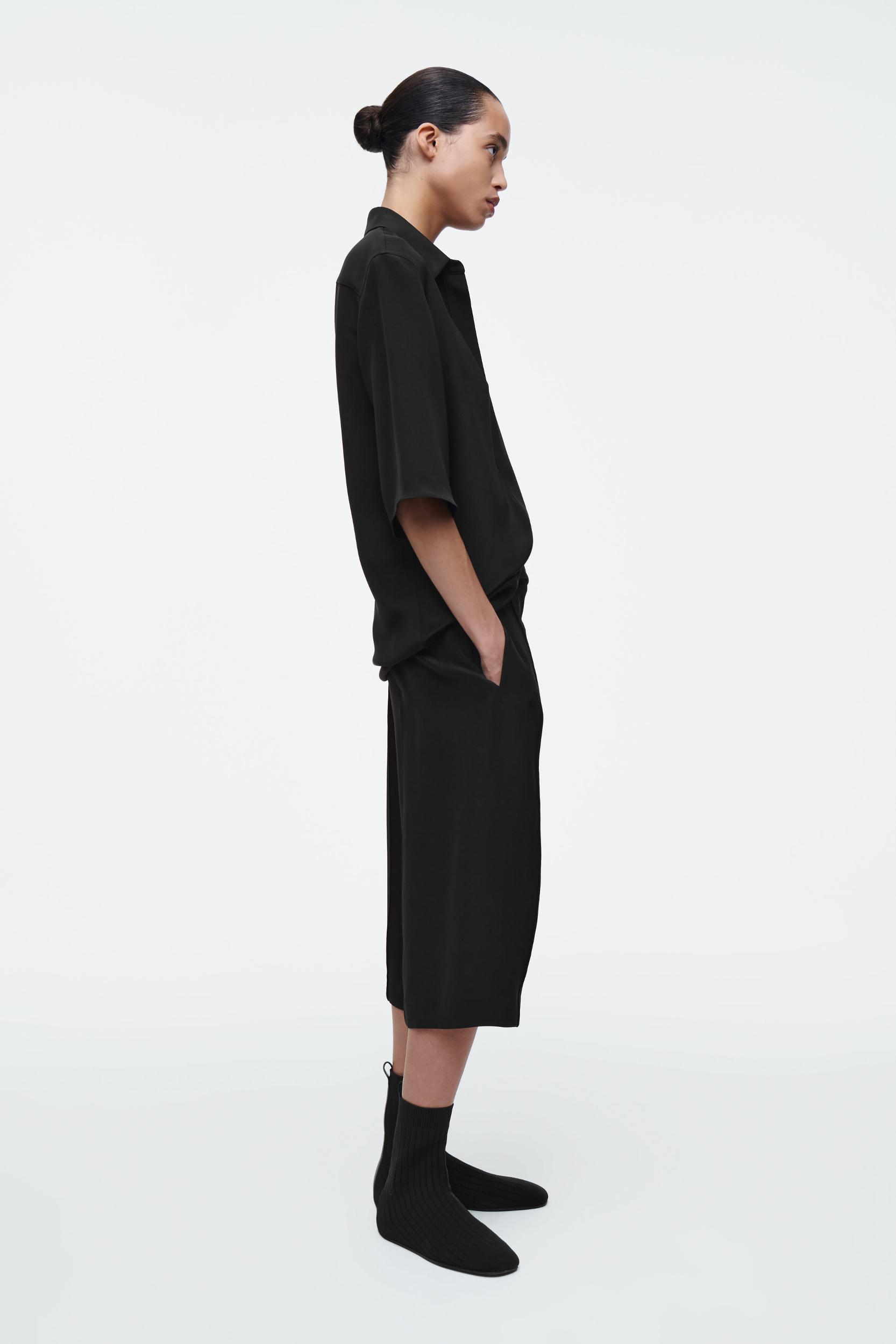 TAILORED SILK SHORTS Product Image