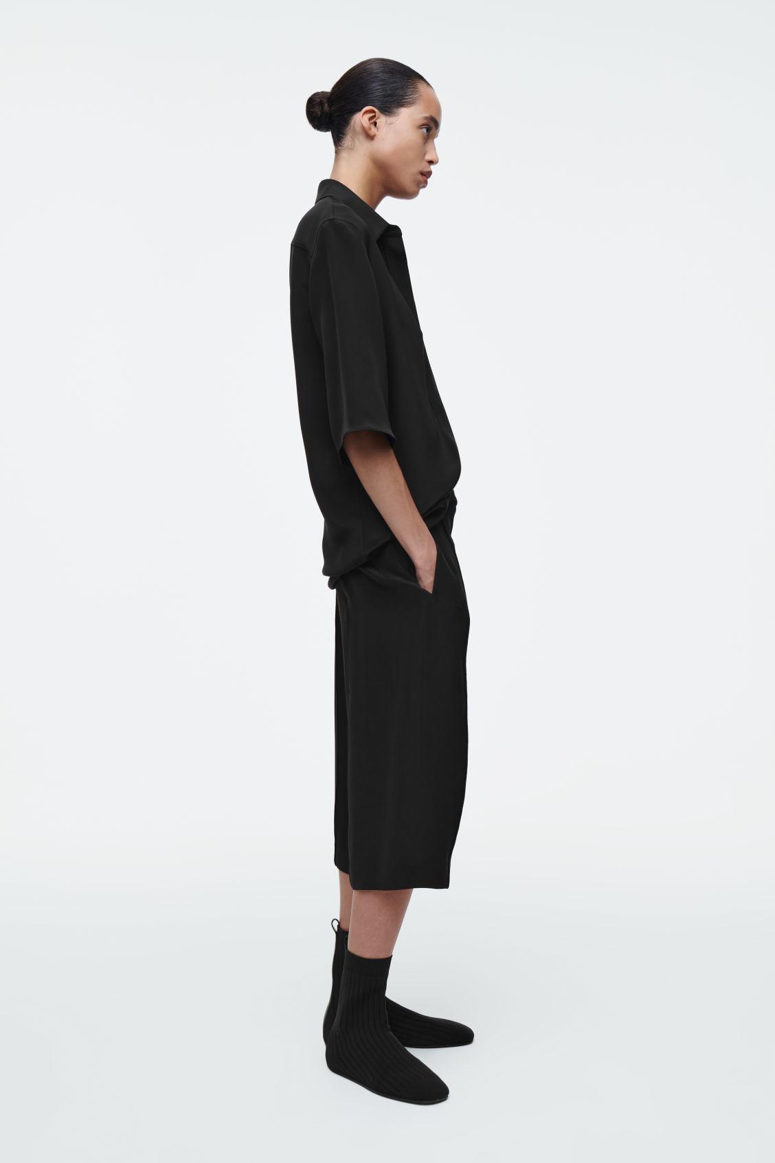 TAILORED SILK SHORTS Product Image