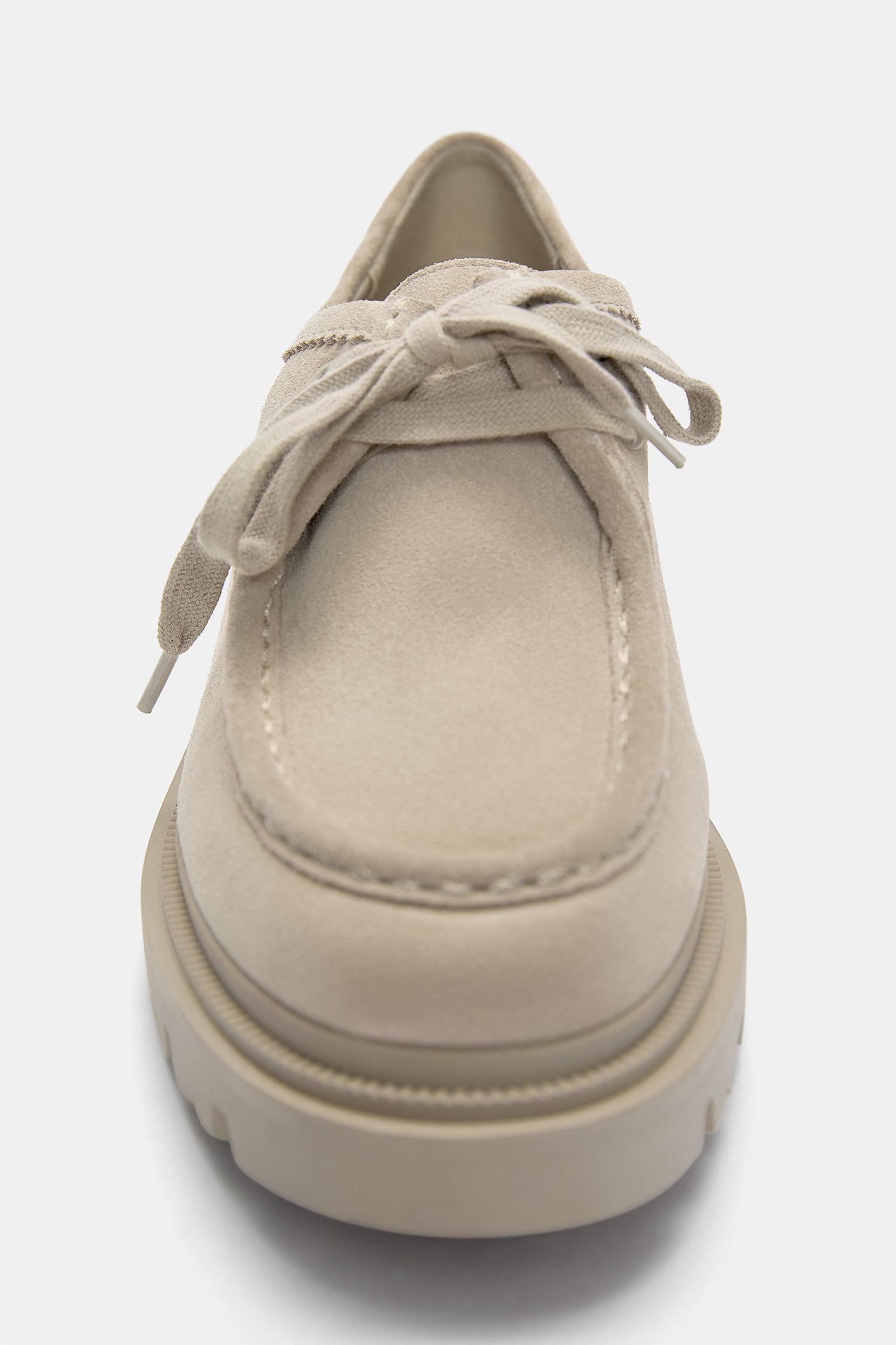 Leather deck shoes Product Image