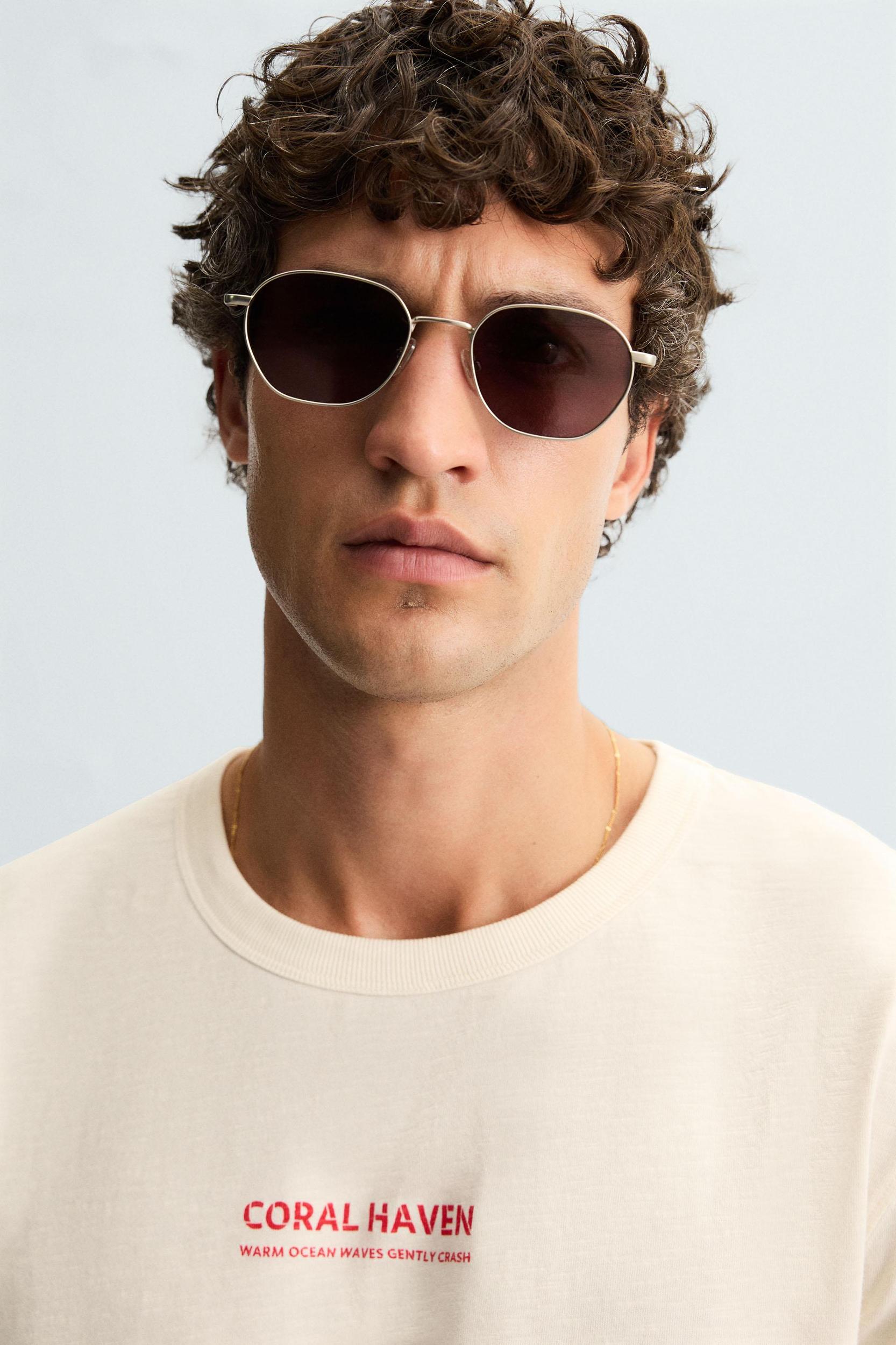 CONTRAST GRAPHIC T-SHIRT Product Image