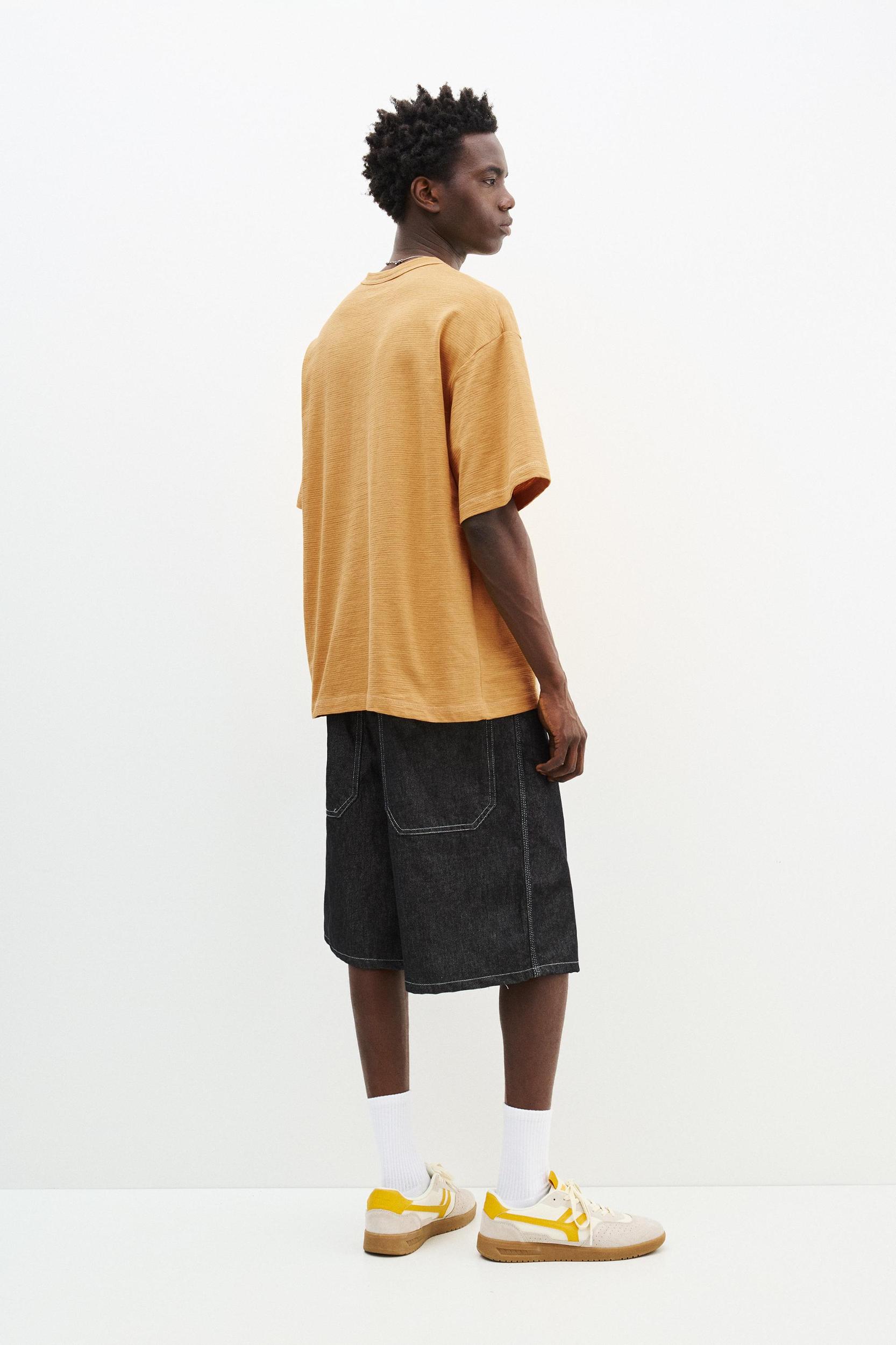 Short sleeve textured T-shirt Product Image