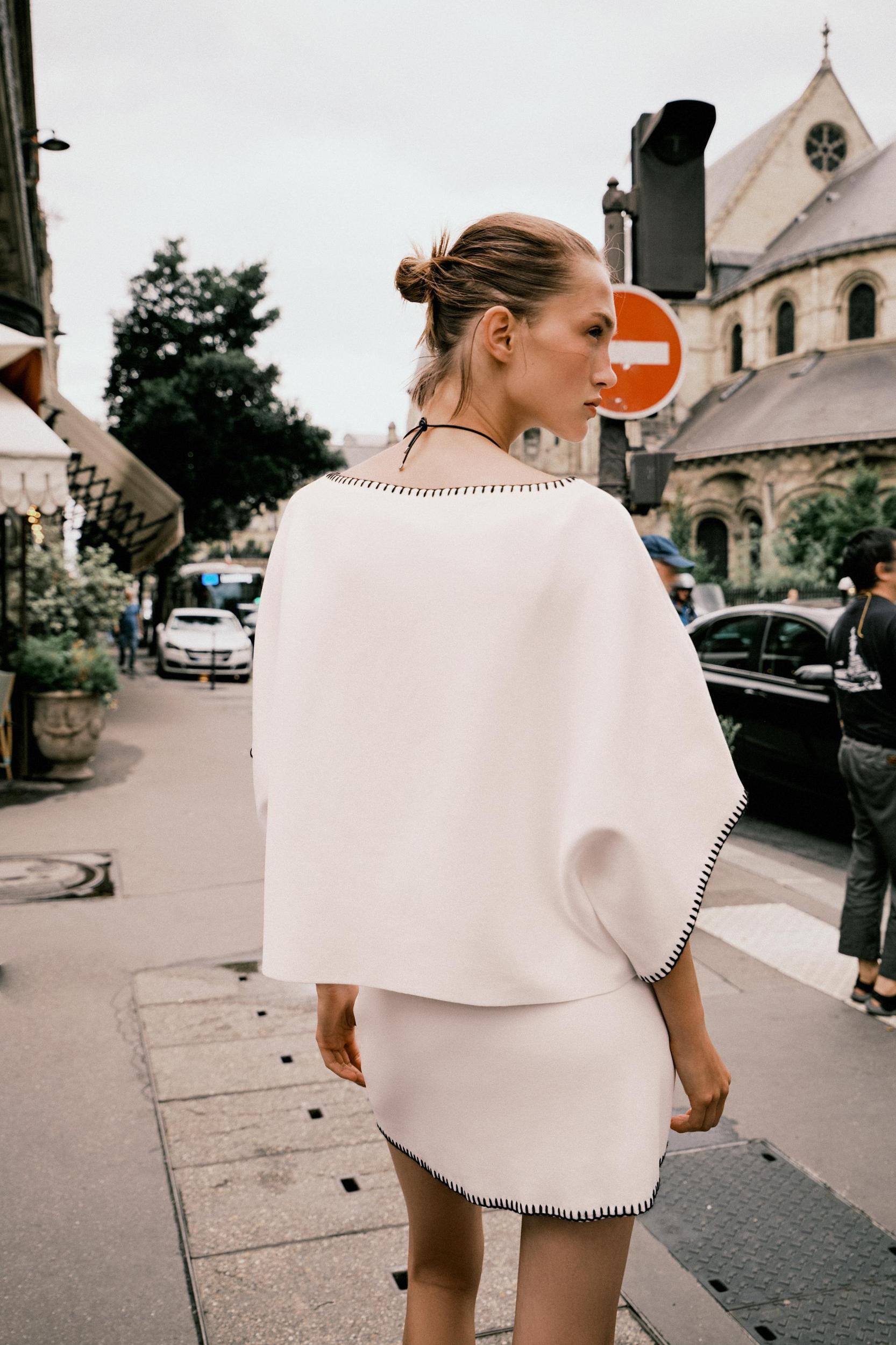 CONTRASTING EMBROIDERED KNIT TOP Product Image