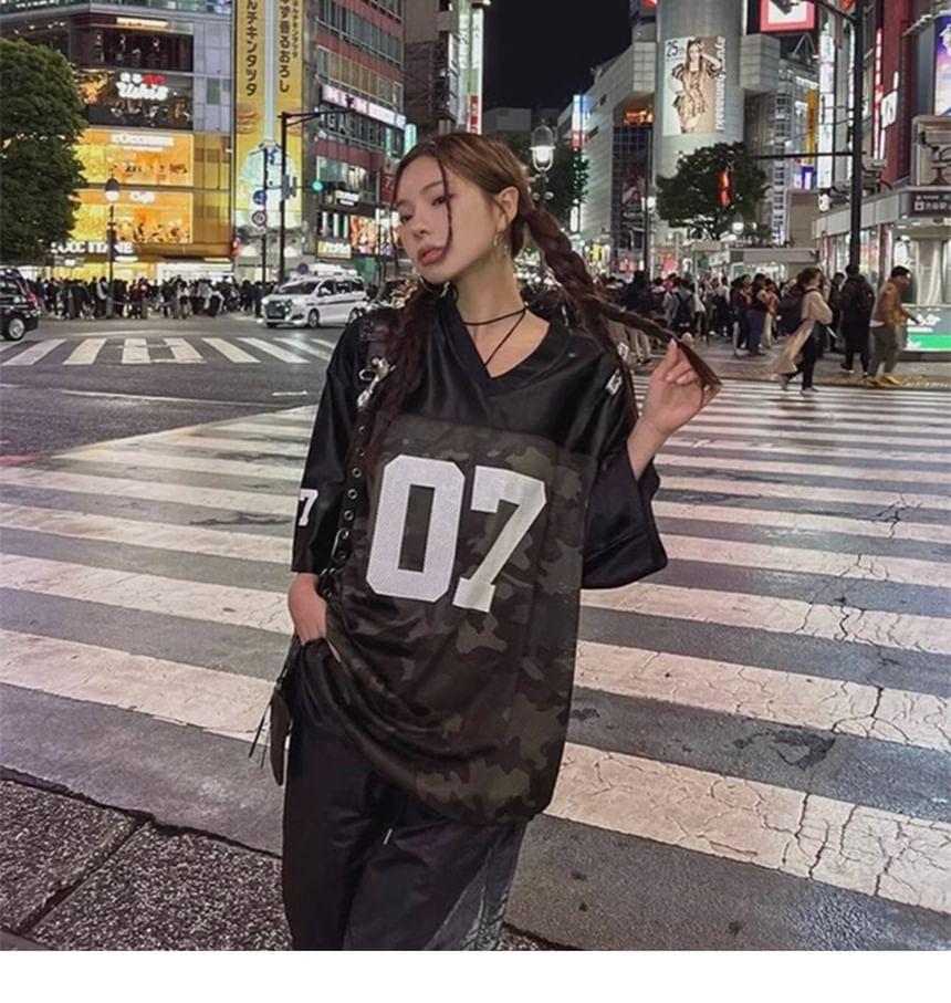 Short-Sleeve V-Neck Camo Print Numbering T-Shirt Product Image