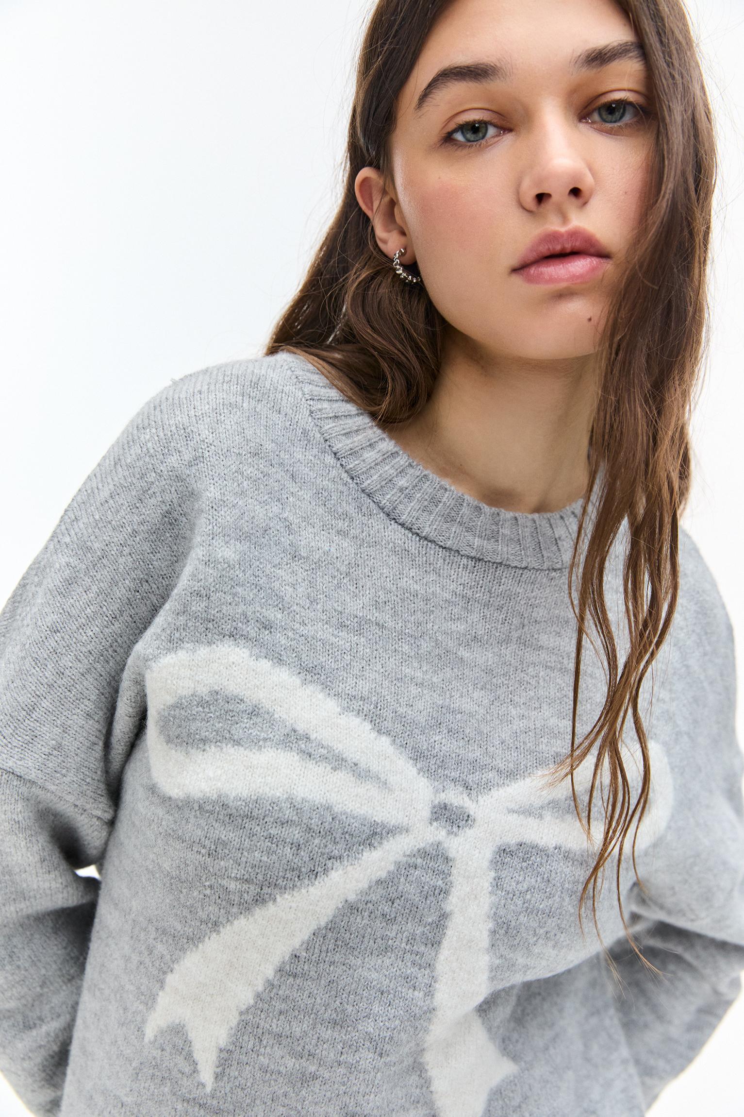 Graphic knit sweater with bow Product Image