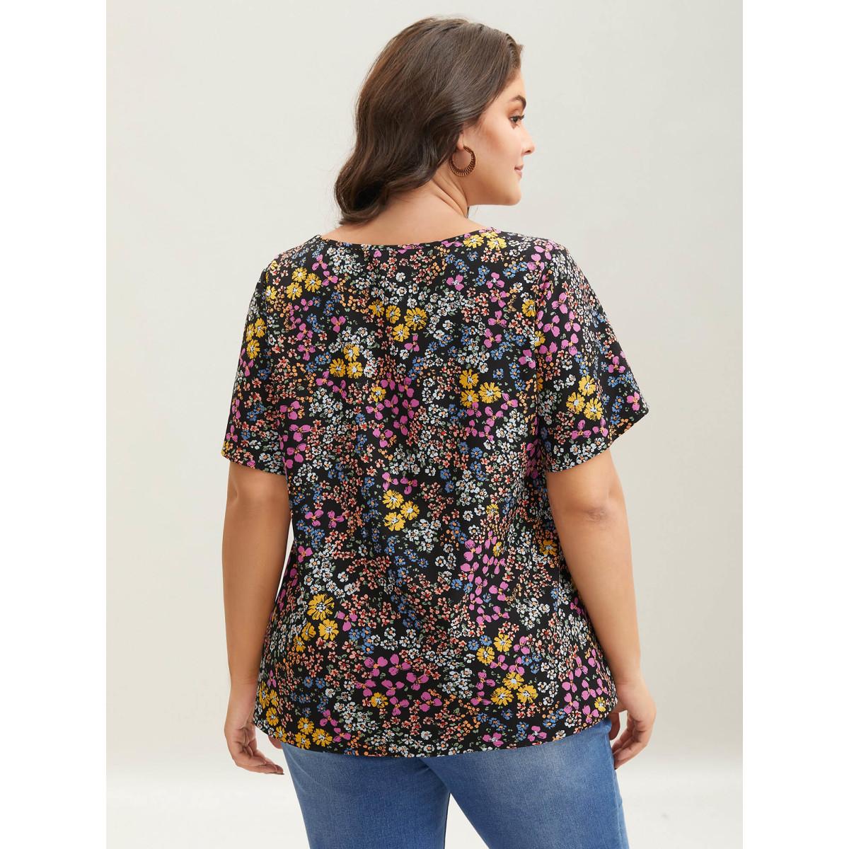 Plus Size Black Floral Print V-Neck Flowy Blouse Women Playful Short sleeve V-neck Vacation Blouses BloomChic 28/5X Product Image