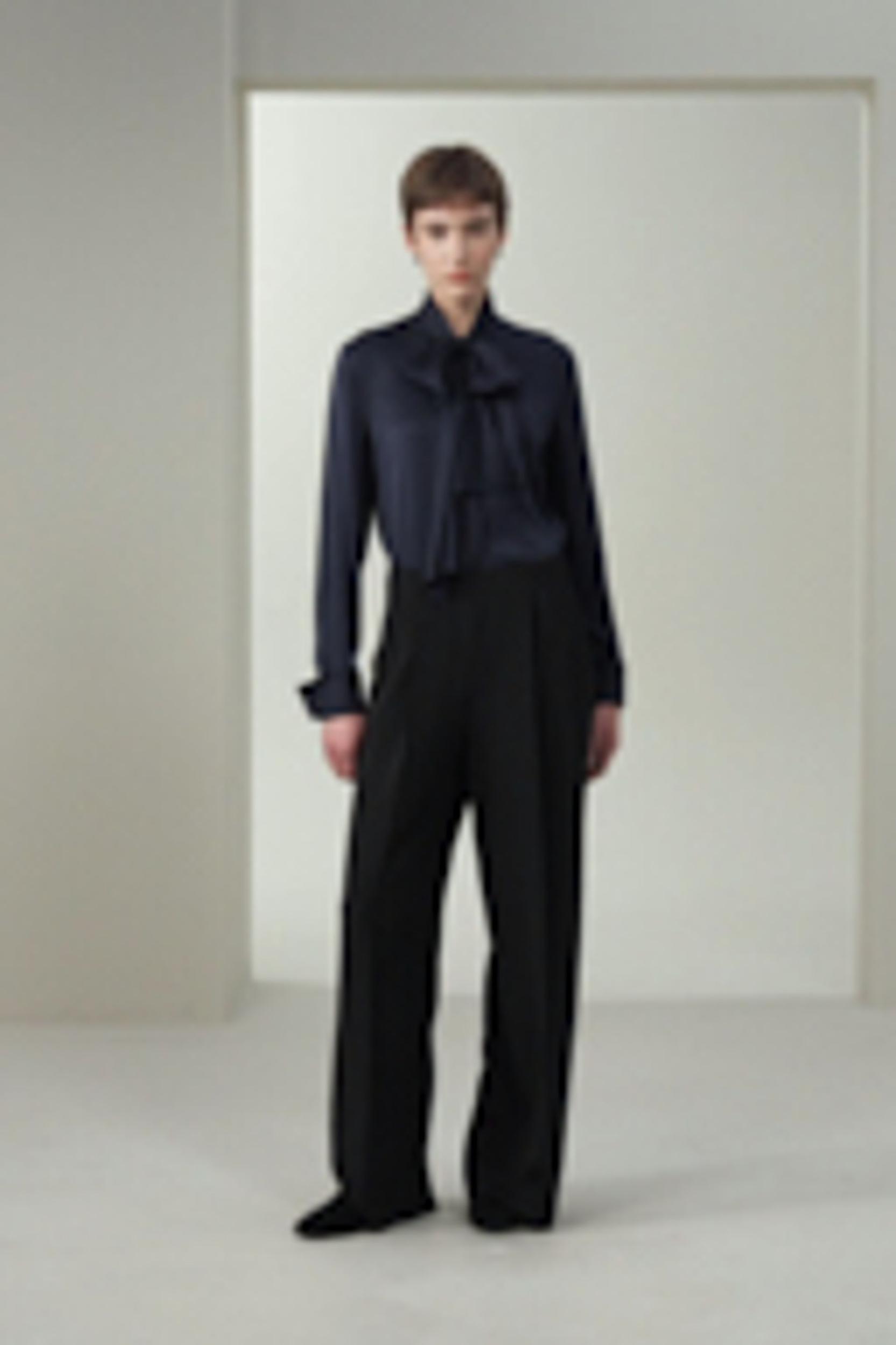 Silk Blouse with a detachable ribbon Product Image