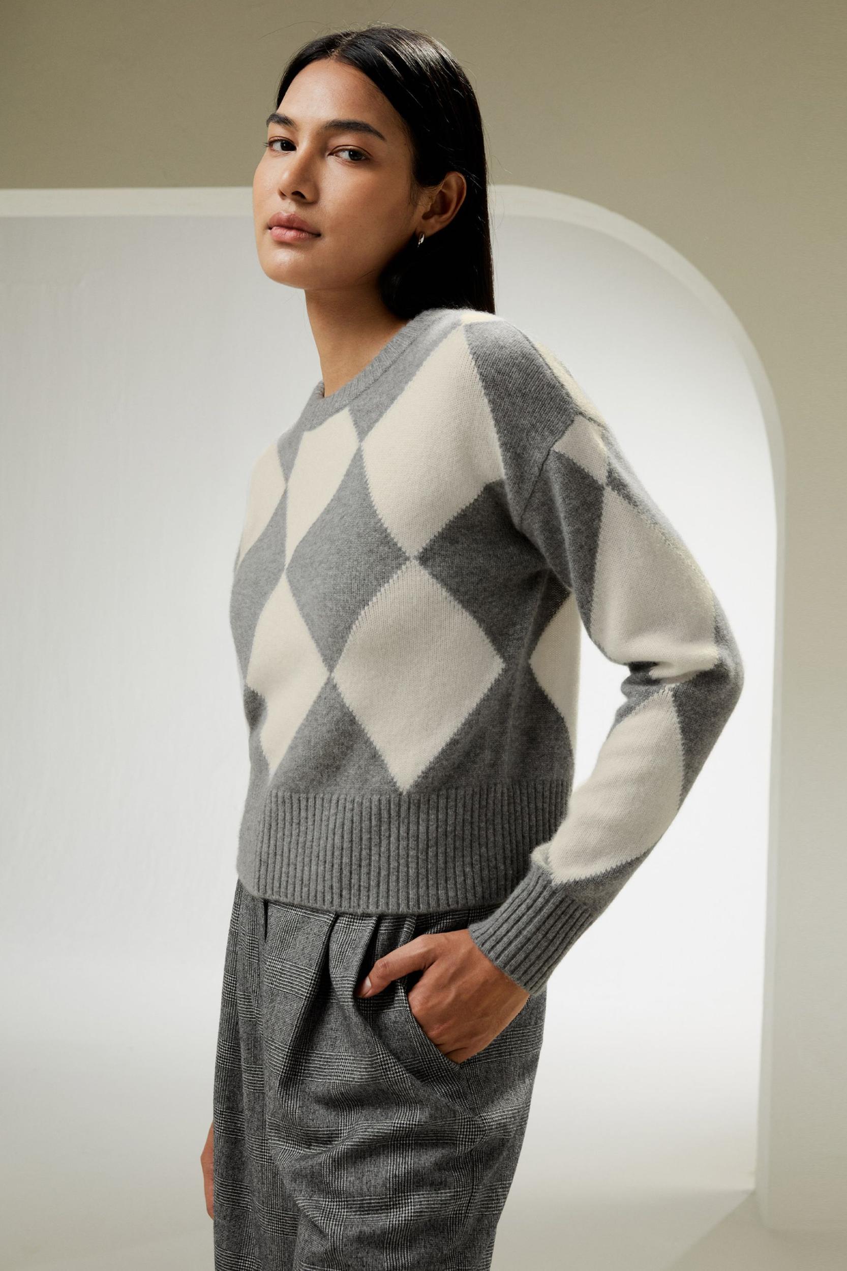 Round Neck Diamond Pattern Cashmere Sweater Product Image