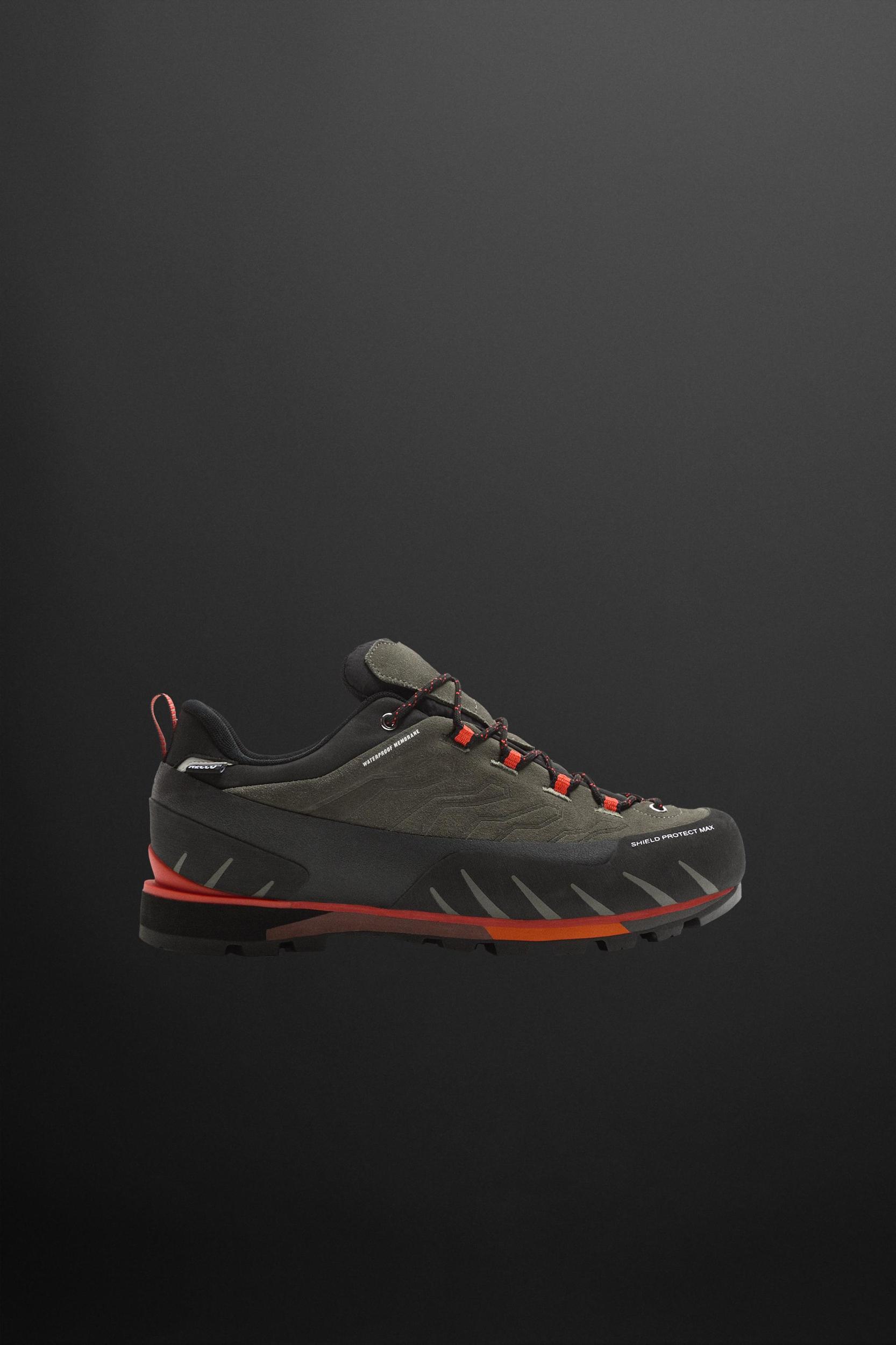 HIKING SHOES Product Image