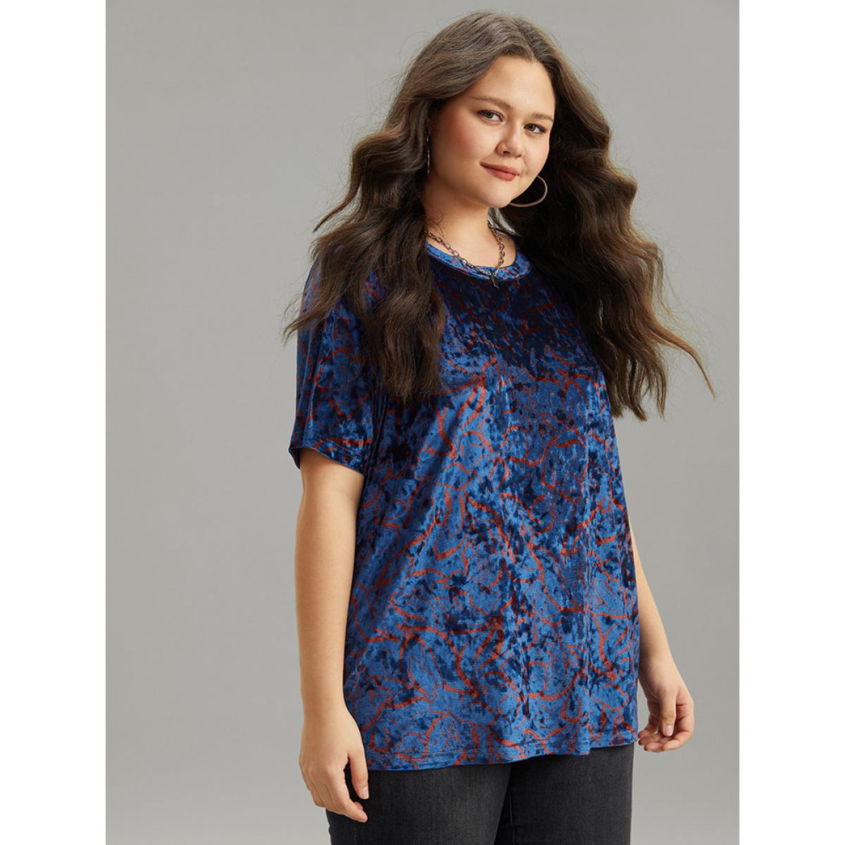 Plus Size Silhouette Floral Print Crew Neck T-shirt Aegean Women Elegant Printed Floral Round Neck Dailywear T-shirts BloomChic 28/5X Product Image