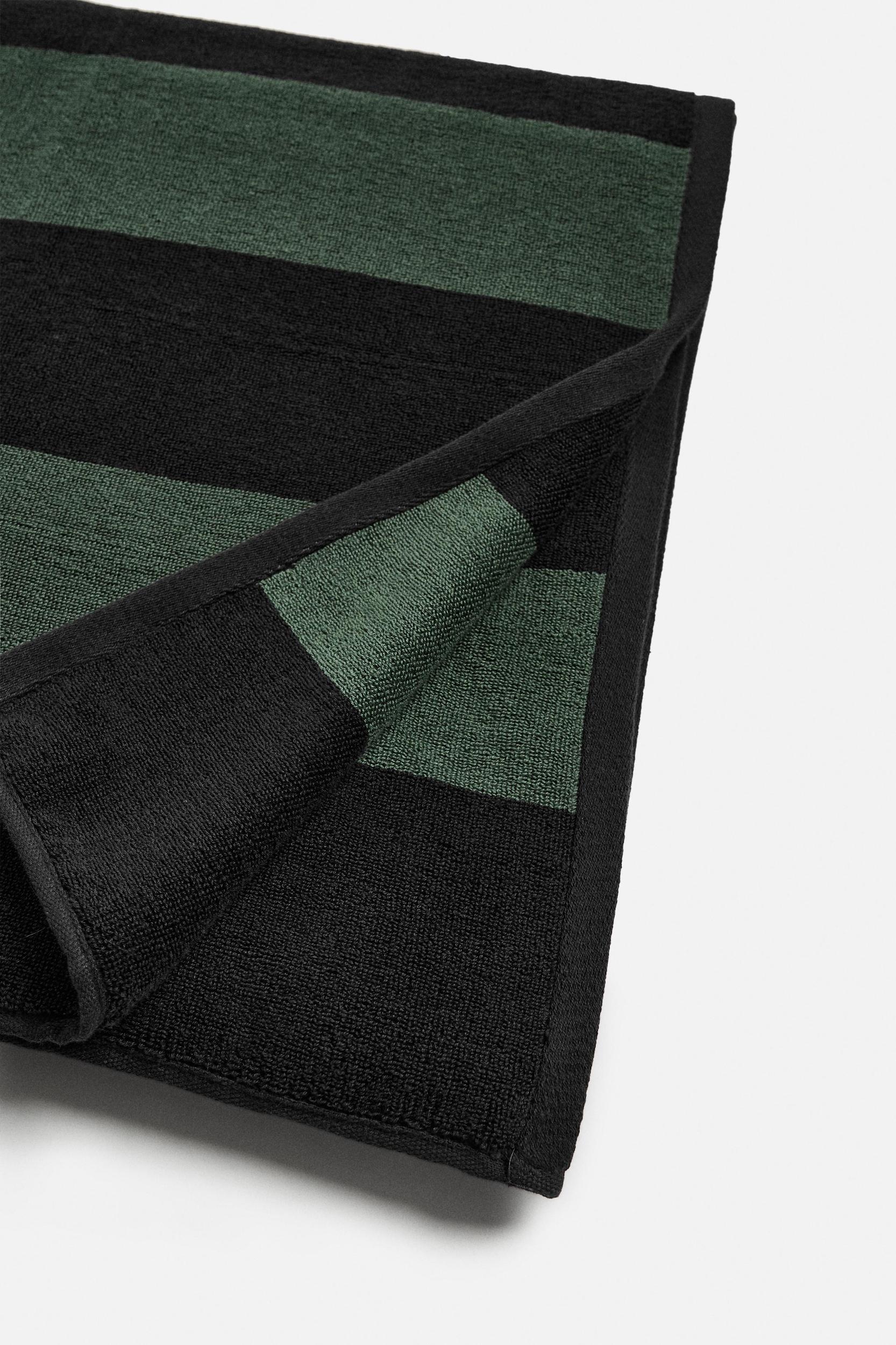 STRIPED BEACH TOWEL Product Image