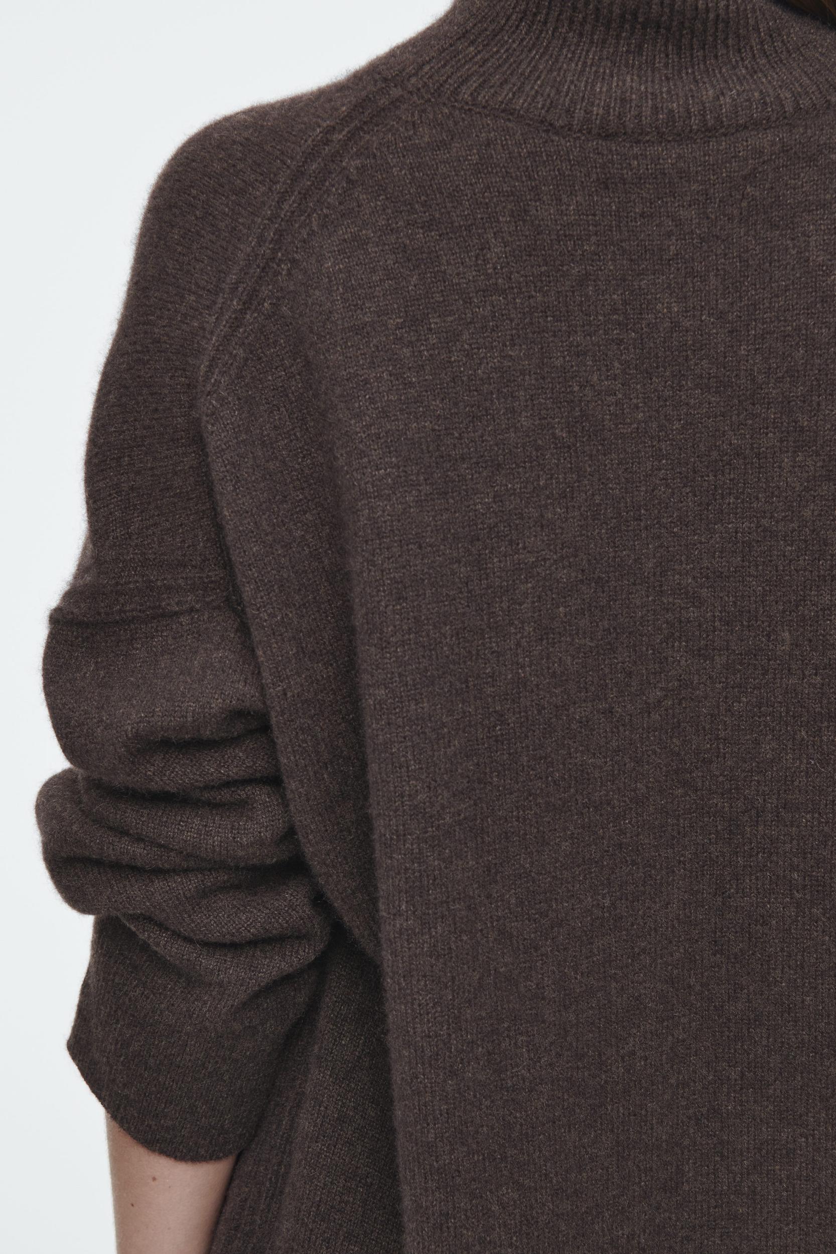 PURE CASHMERE TURTLENECK SWEATER Product Image