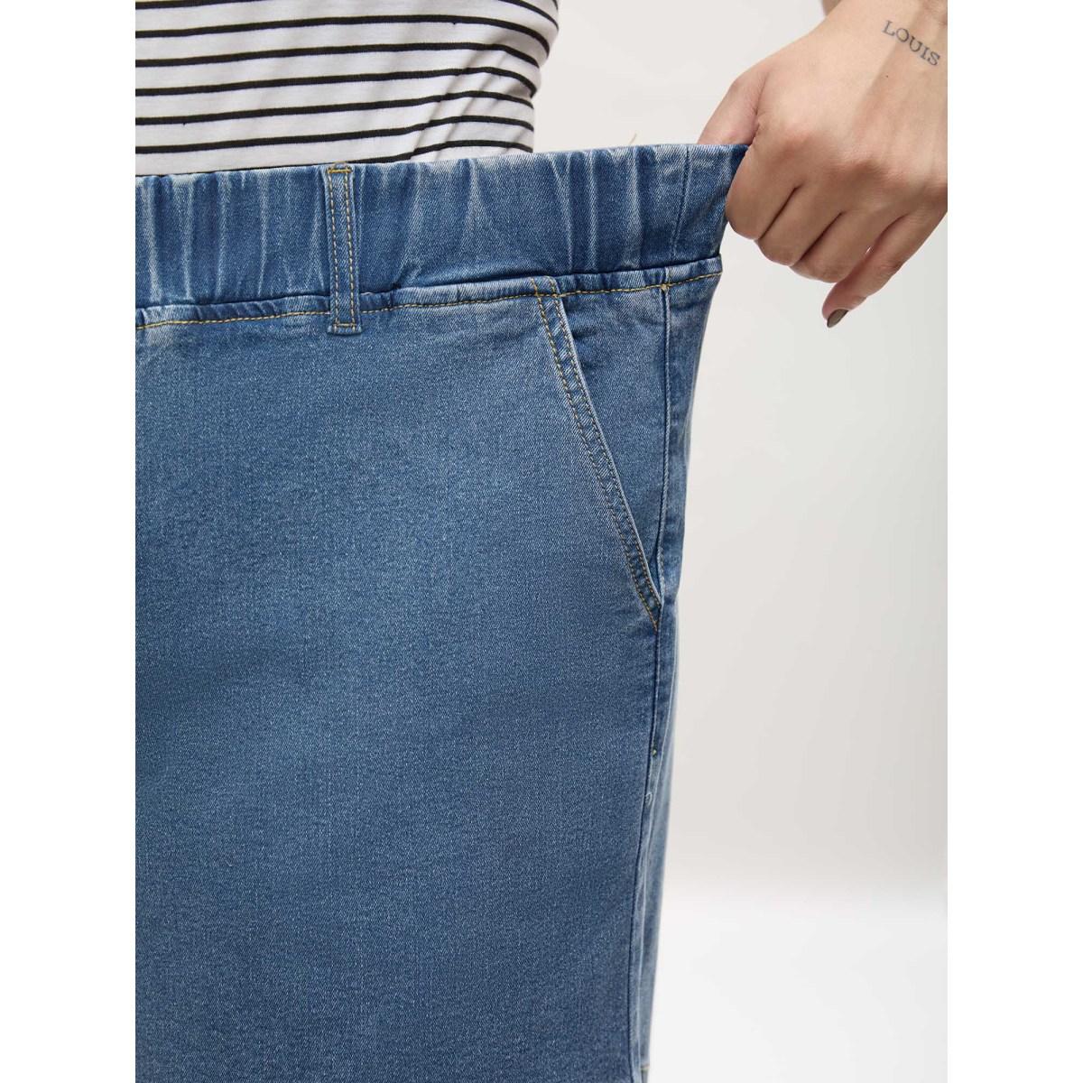 Plus Size Classic Cut Pull-On Denim Shorts Women Denimblue Low stretch Casual Slanted pocket Leisure Denim Shorts BloomChic 30/6X Product Image