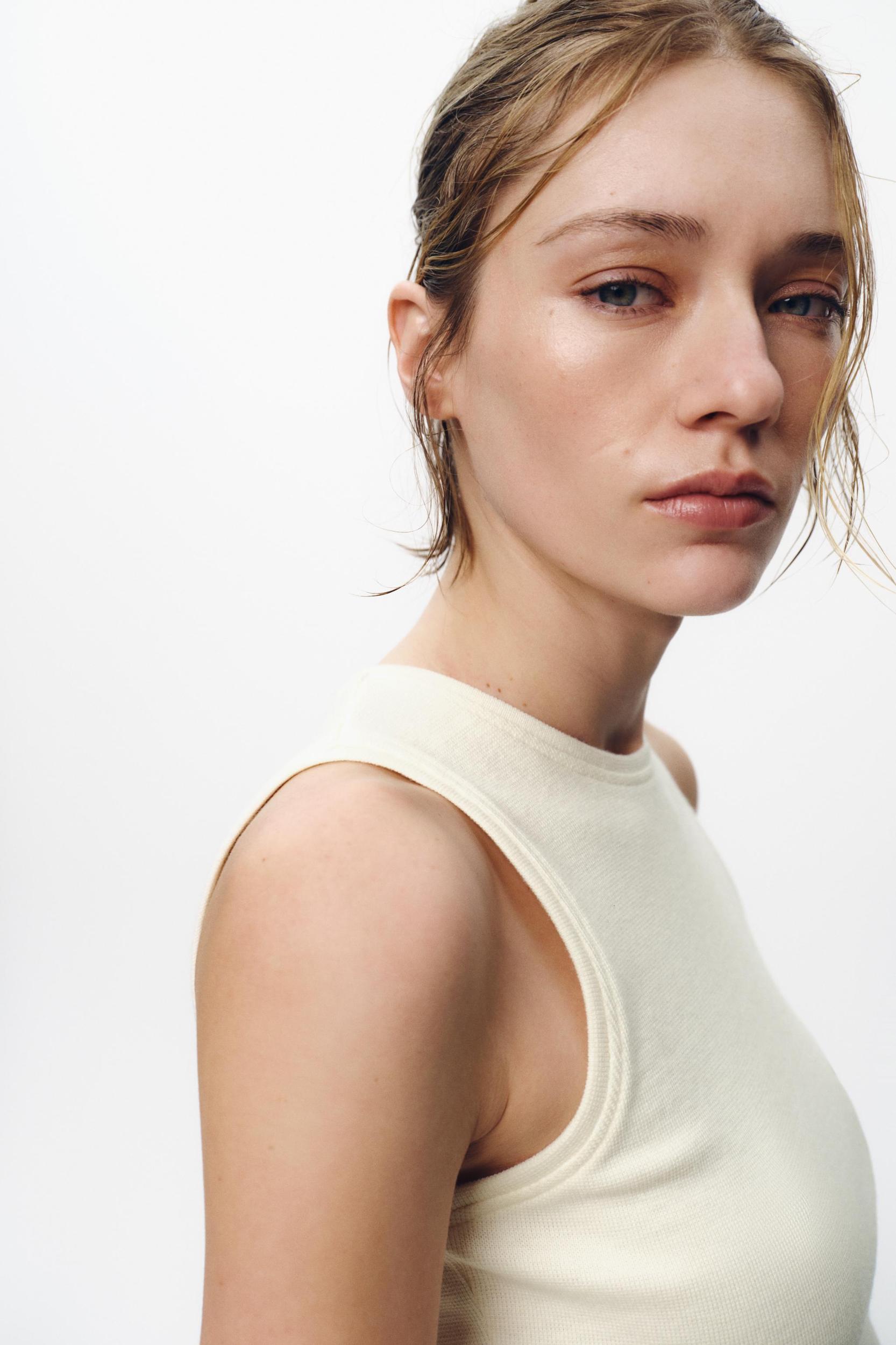 SLEEVELESS TOP Product Image