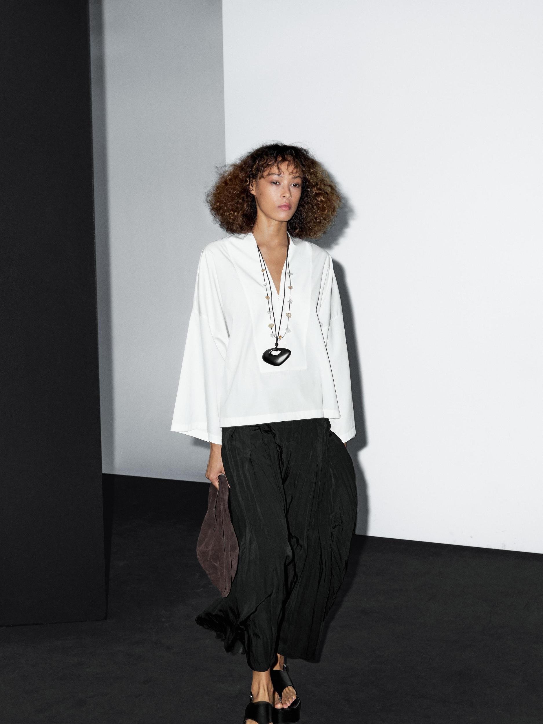 100% cotton blouse with button-up front Product Image