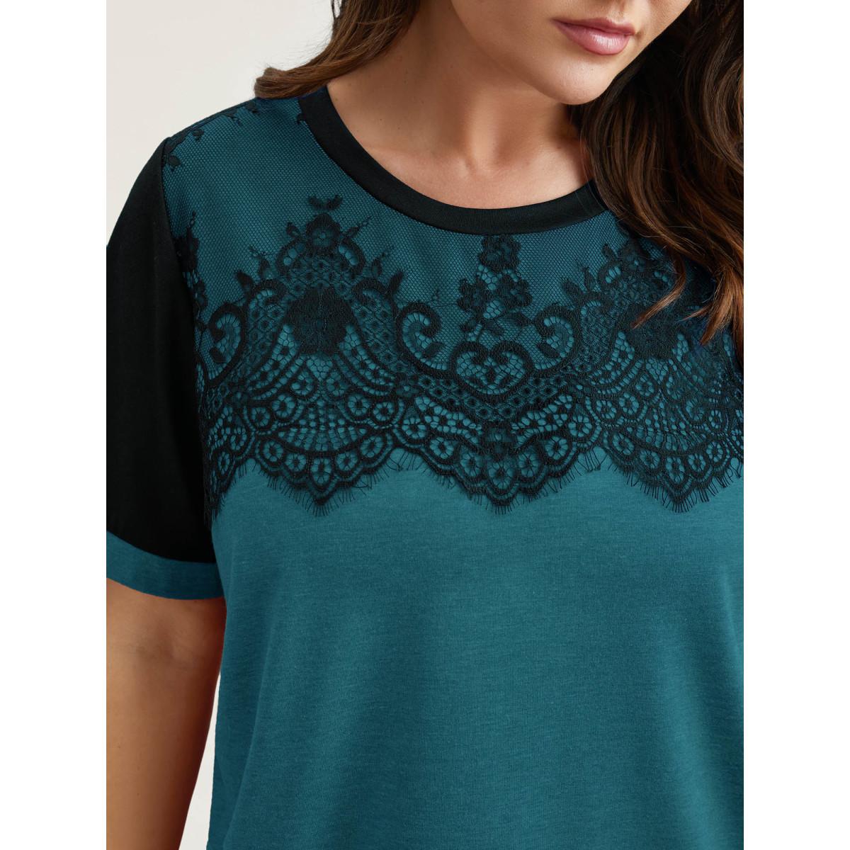 Plus Size Stretchy Scalloped Lace Color Contrast T-Shirt Aegean Women Timeless Contrast Round Neck Elegant T-shirts BloomChic 26/4X Product Image