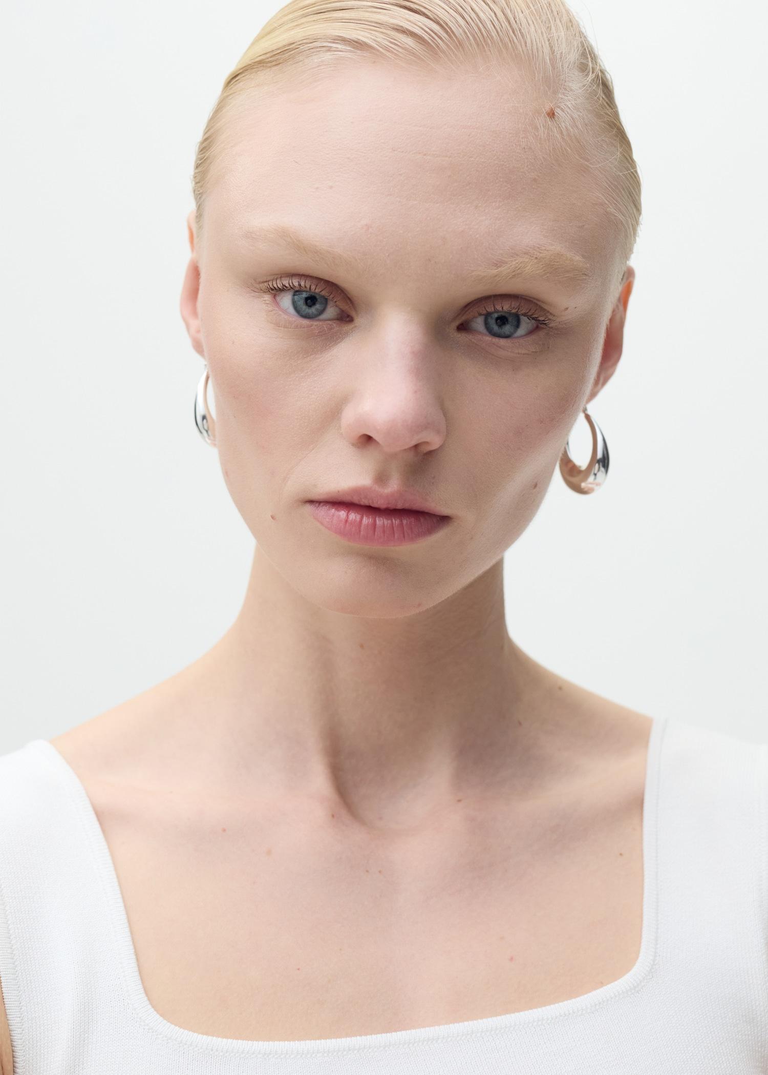 Fine-knit top with low neckline - Women | MANGO USA Product Image