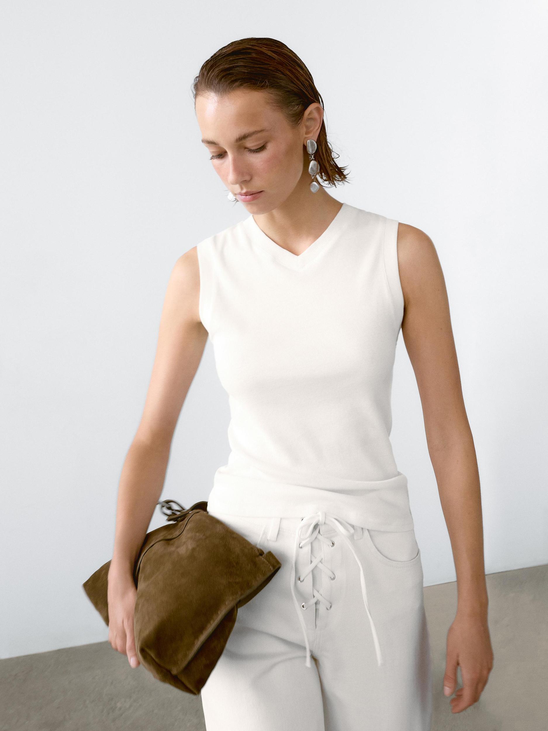 100% cotton V-neck T-shirt Product Image