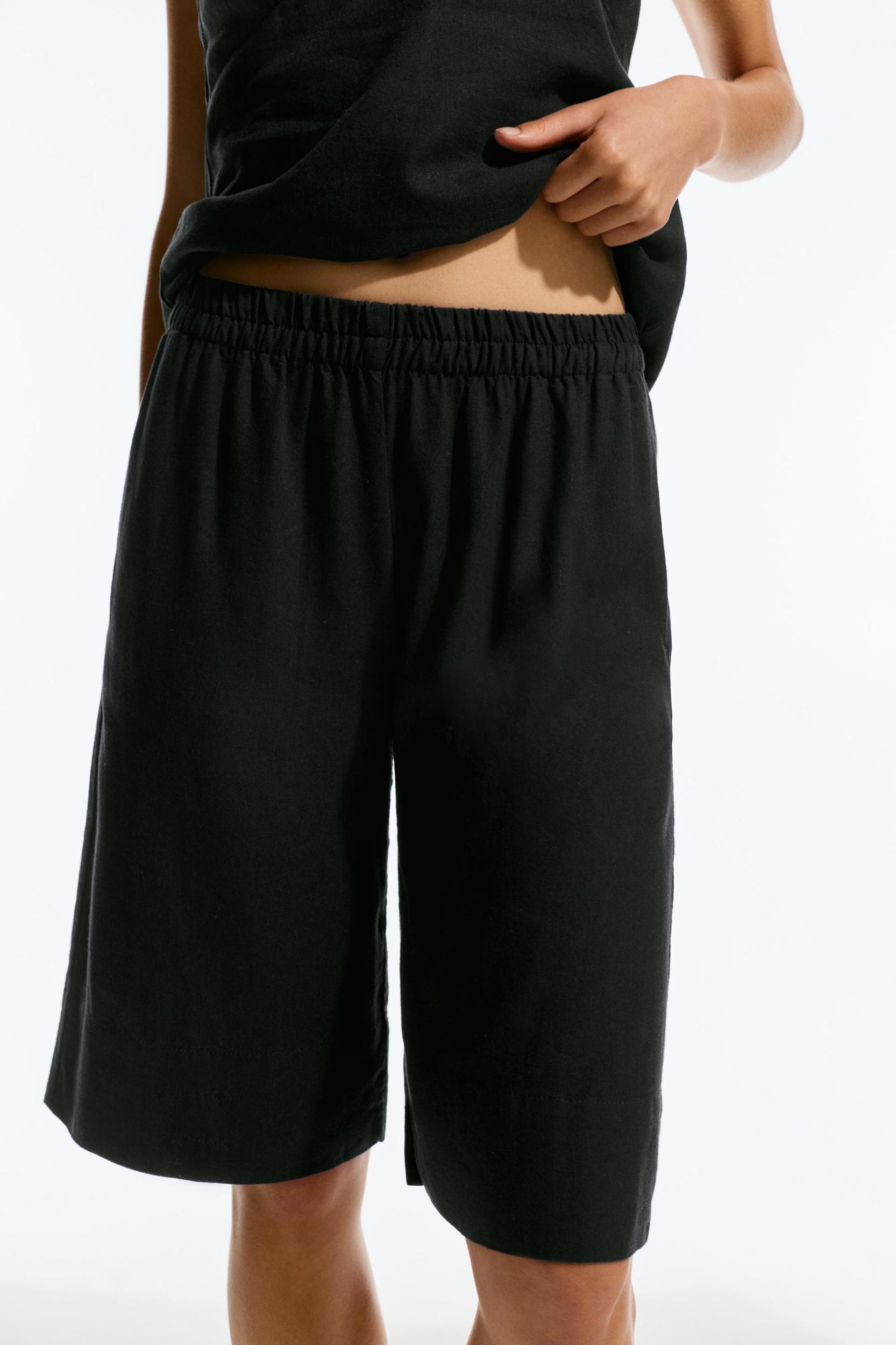 Linen Bermuda shorts Product Image