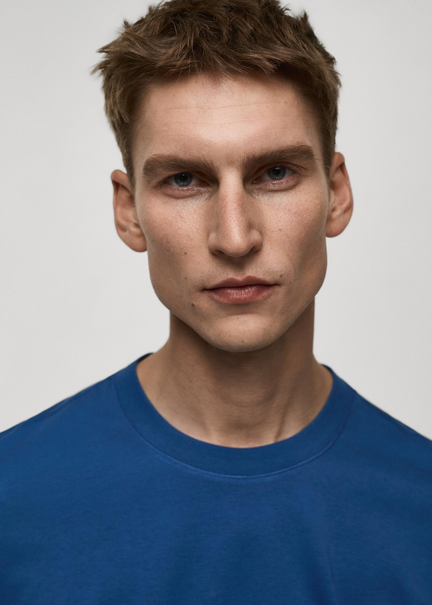 Medium-weight regular-fit t-shirt - Men | MANGO USA Product Image