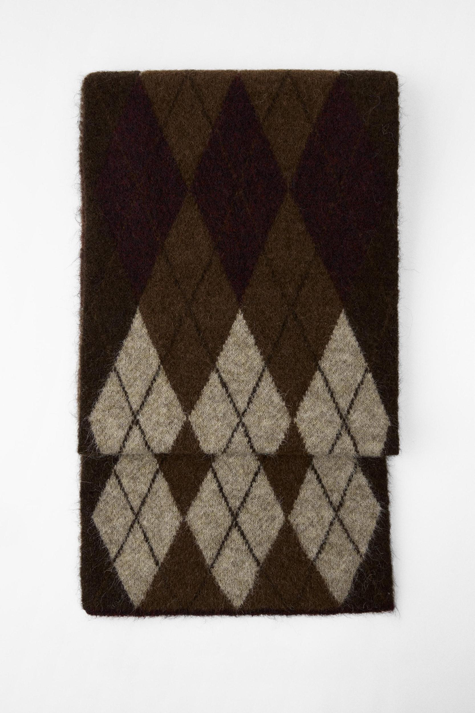 ARGYLE KNIT SCARF Product Image