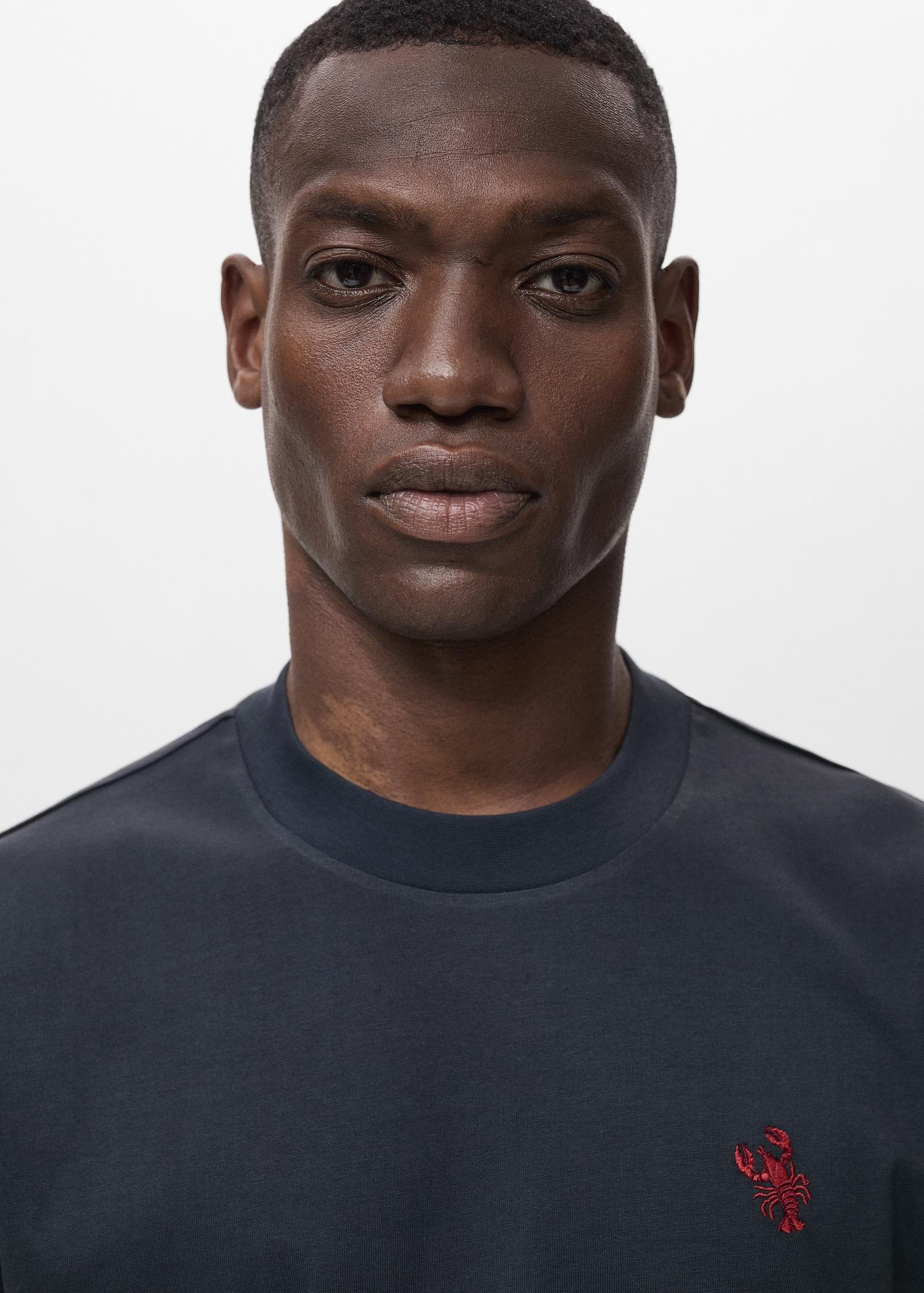 100% cotton t-shirt with embroidered detail - Men | MANGO USA Product Image