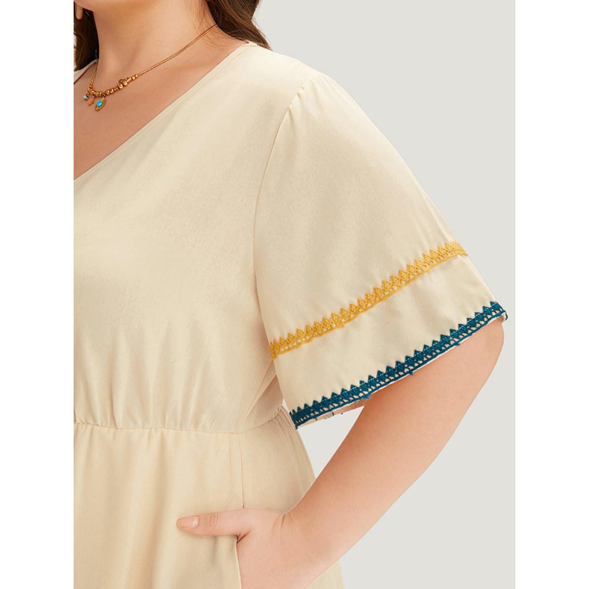 Plus Size Contrast Trim Pocket V Neck Gathered Dress Ivory Women Vacation Gathered V-neck Short sleeve Curvy Midi Dress BloomChic 26/4X Product Image