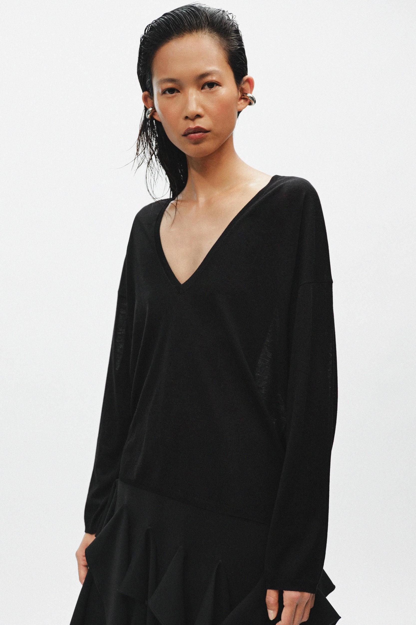 FINE KNIT V-NECK JUMPER Product Image