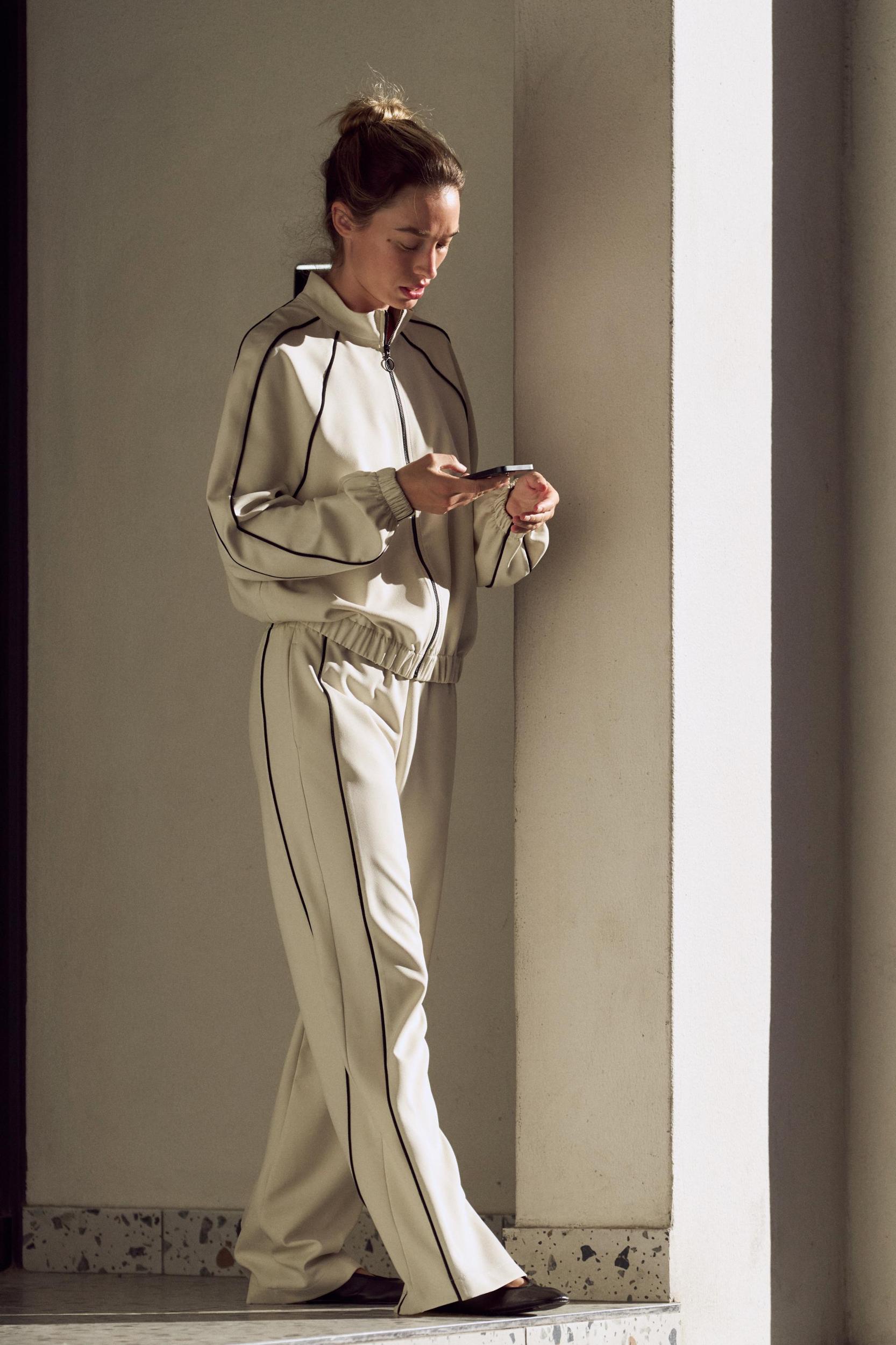 CONTRASTING PIPED TRIM WIDE-LEG PANTS Product Image