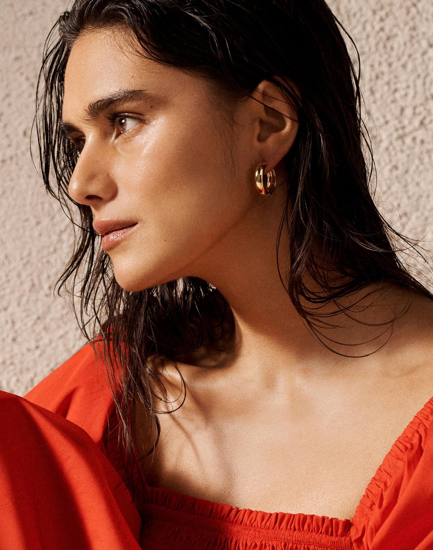 Demi-Fine Chunky Medium Hoop Earrings Product Image